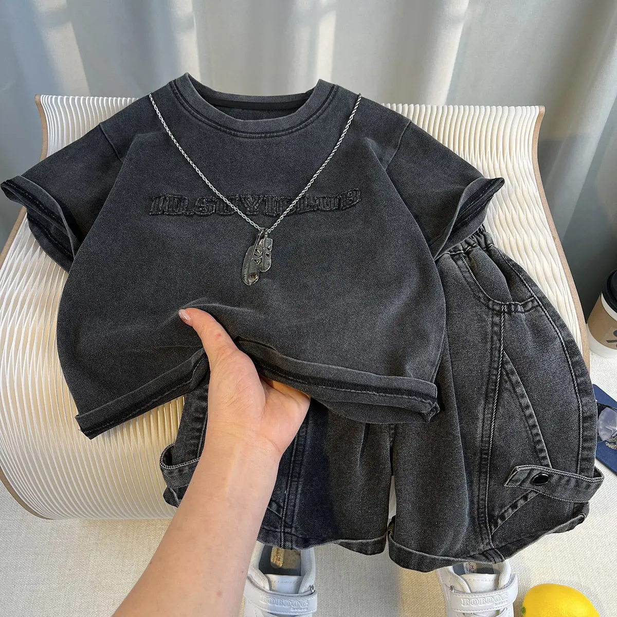 Boys suit Korean version of the handsome short-sleeved suit summer children's clothing baby T-shirt shorts two-piece suit
Boys suit Korean version of the handsome short-sleeved suit summer children's clothing baby T-shirt shorts two-piece suit