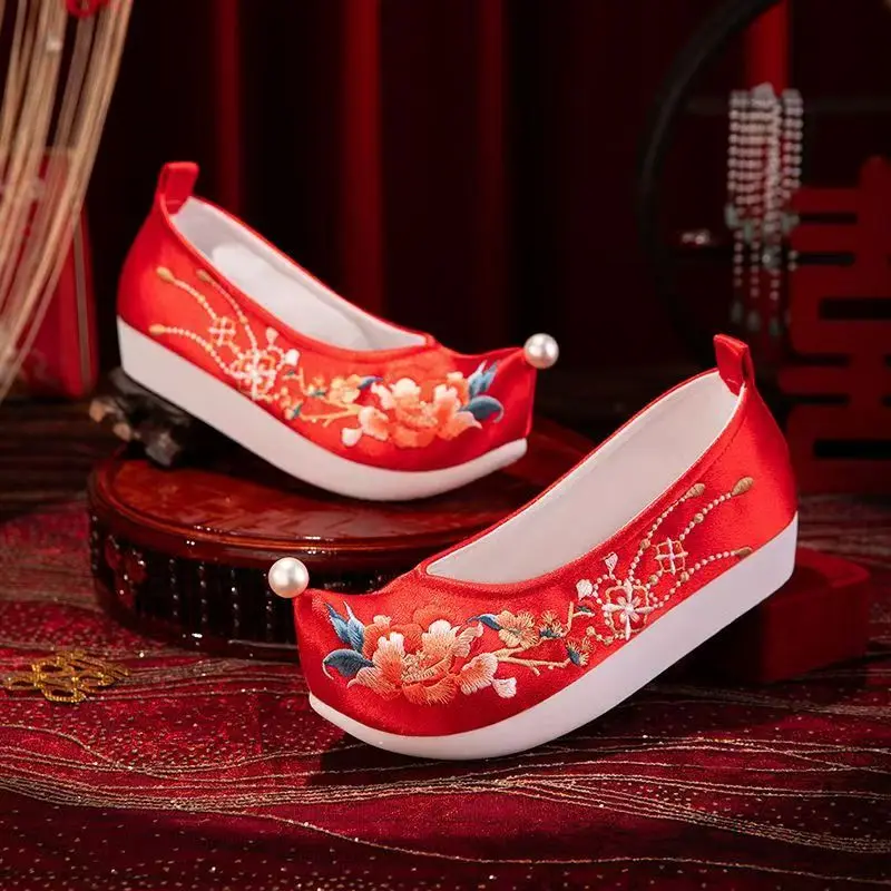 Новые женские свадебные туфли на толстой подошве с красной вышивкой, в этническом стиле, с низким вырезом, легкие туфли-ханьфу, туфли Дэнъюнь
Новые женские свадебные туфли на толстой подошве с красной вышивкой, в этническом стиле, с низким вырезом, легкие туфли-ханьфу, туфли Дэнъюнь