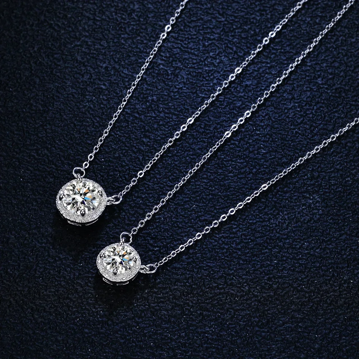 Boutique PT950 Pendant 1 Carat Moissanite Necklace Women Fashion Luxury Round Package Platinum Pendant Clavicle Chain Jewelry
Boutique PT950 Pendant 1 Carat Moissanite Necklace Women Fashion Luxury Round Package Platinum Pendant Clavicle Chain Jewelry