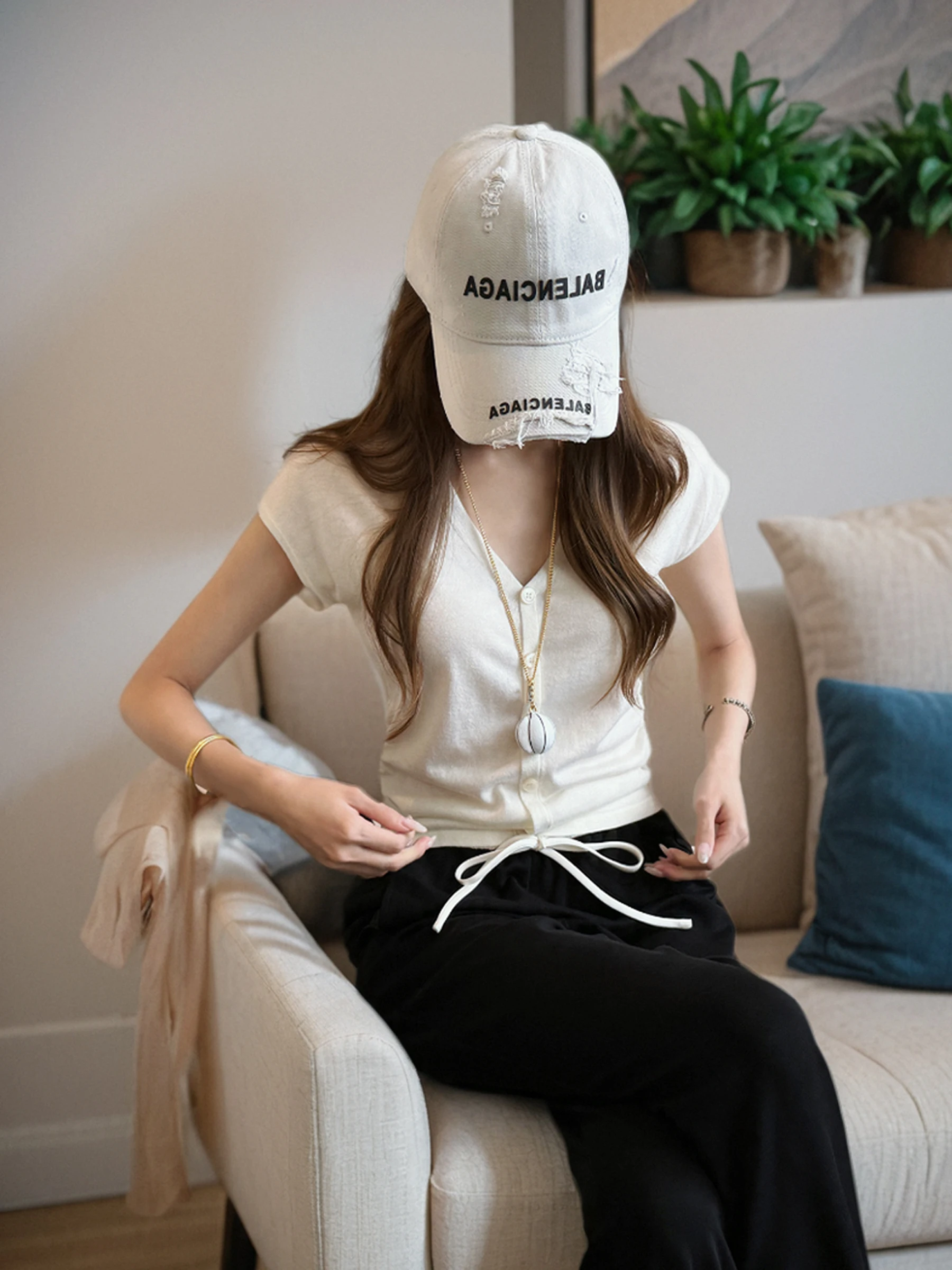 Summer 2026 V-Neck Soft Thin Ice Silk Knitted Cardigan Women's Top Elegant Style Commute Simple Fashion Sleeve Button Design
Summer 2026 V-Neck Soft Thin Ice Silk Knitted Cardigan Women's Top Elegant Style Commute Simple Fashion Sleeve Button Design
