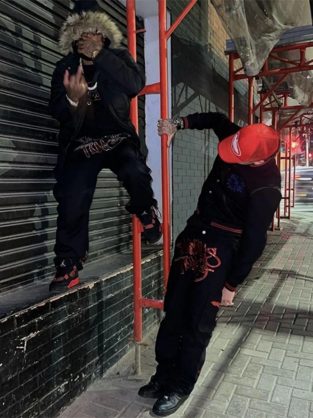 Minustwo блестящие рабочие брюки прямые брюки с несколькими карманами Y2K модные брендовые повседневные брюки для молодых мужчин модная уличная одежда
Minustwo блестящие рабочие брюки прямые брюки с несколькими карманами Y2K модные брендовые повседневные брюки для молодых мужчин модная уличная одежда