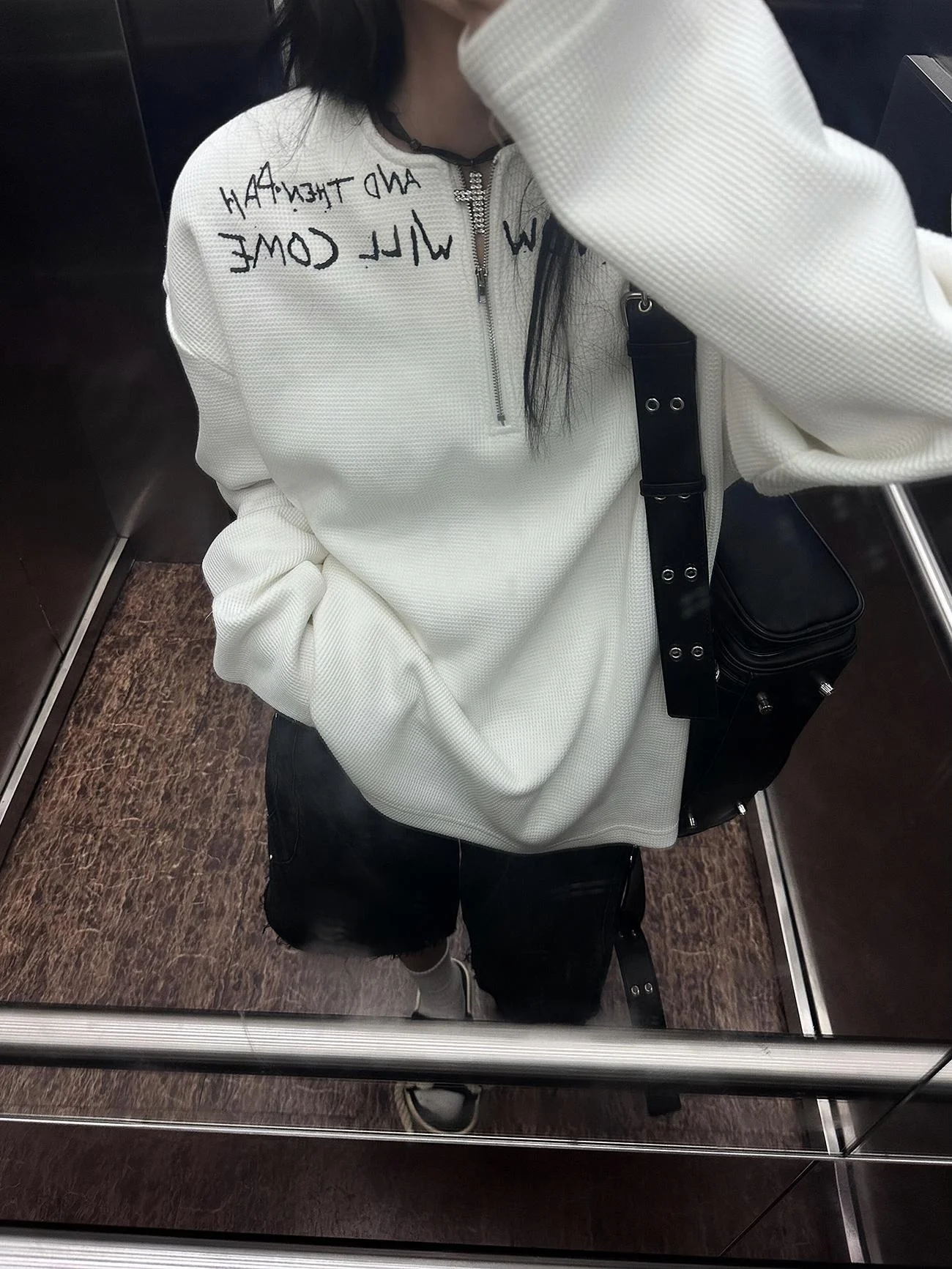 Sakura Model Loose Long Sleeve T-Shirt Hoodie Comfortable V-Neck Half Zip Casual Top for Young Women Spring Season
Sakura Model Loose Long Sleeve T-Shirt Hoodie Comfortable V-Neck Half Zip Casual Top for Young Women Spring Season