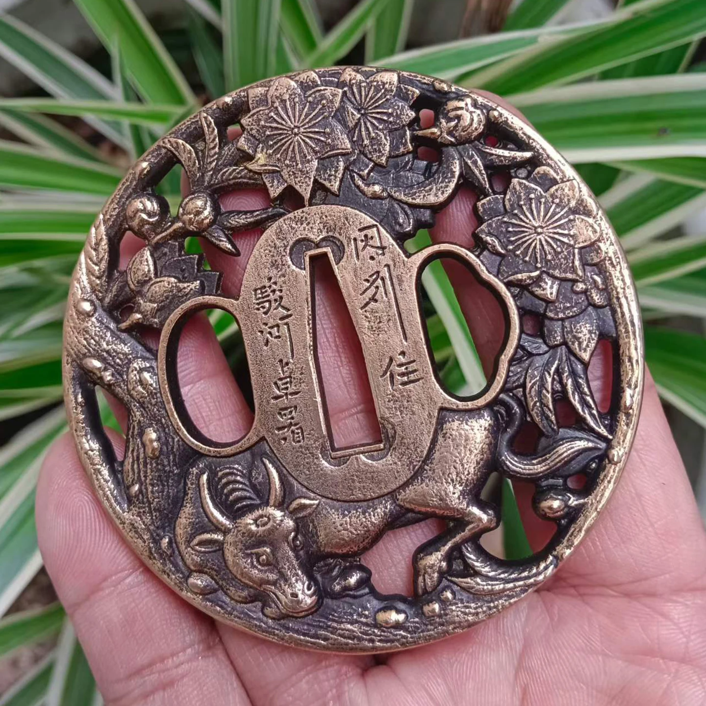 Old Style Embossed Brass Tsuba Sword Guard Traditional Ukiyo-e Pattern Japanese Katana Fitting for Martial Arts Collectors
Old Style Embossed Brass Tsuba Sword Guard Traditional Ukiyo-e Pattern Japanese Katana Fitting for Martial Arts Collectors