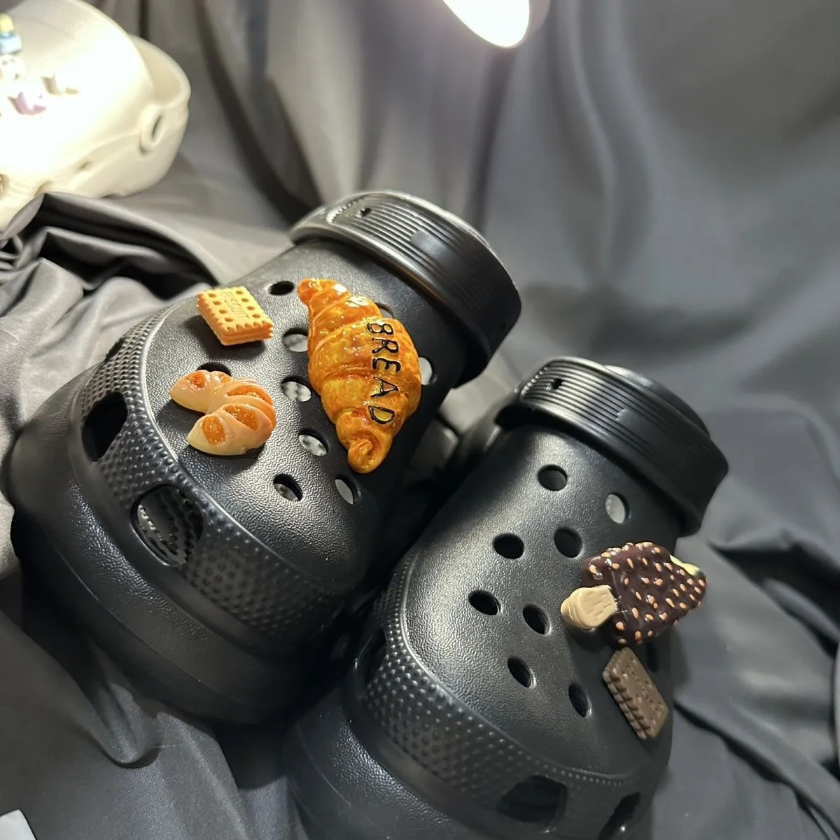 Summer Food Ice Cream Shoe Charms for Crocs Lovely Shoe Charms Sandals Decoration Buckle Women Kids Party Gifts Fashion
Summer Food Ice Cream Shoe Charms for Crocs Lovely Shoe Charms Sandals Decoration Buckle Women Kids Party Gifts Fashion