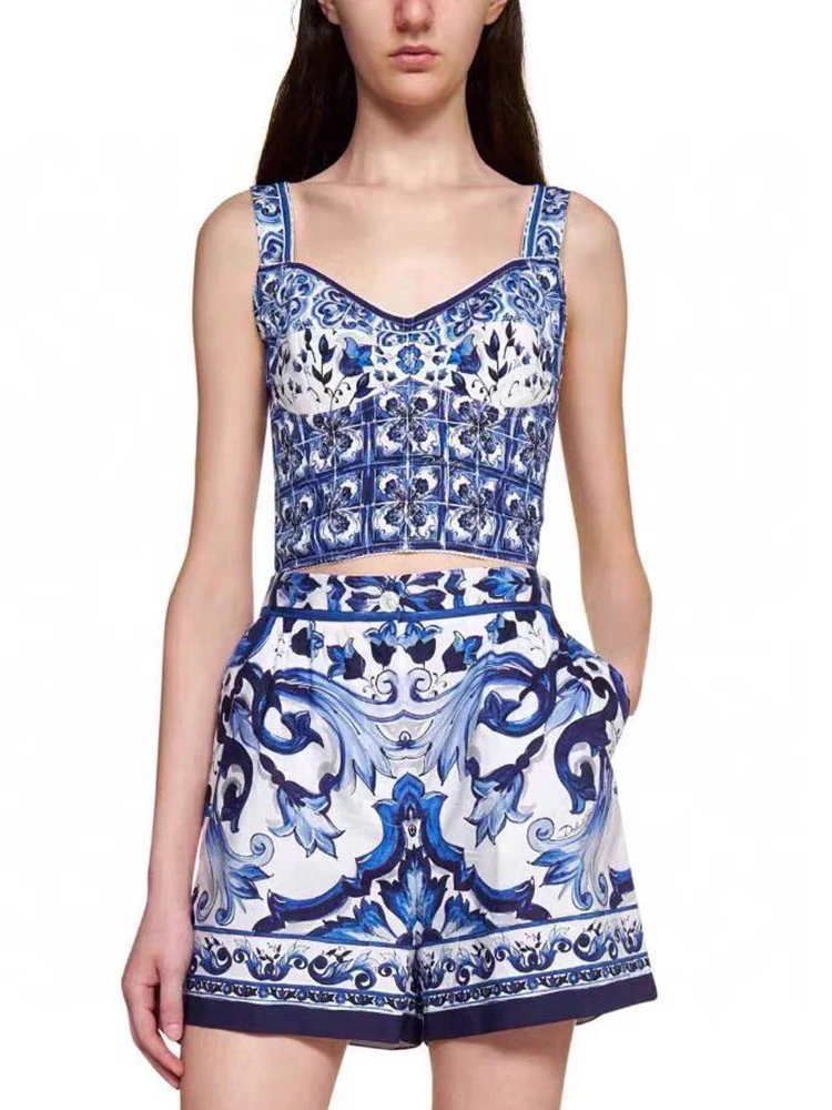 2025 Summer women's retro geometric print halter top with strapless two-piece set + high-waisted straight shorts fashion set
2025 Summer women's retro geometric print halter top with strapless two-piece set + high-waisted straight shorts fashion set