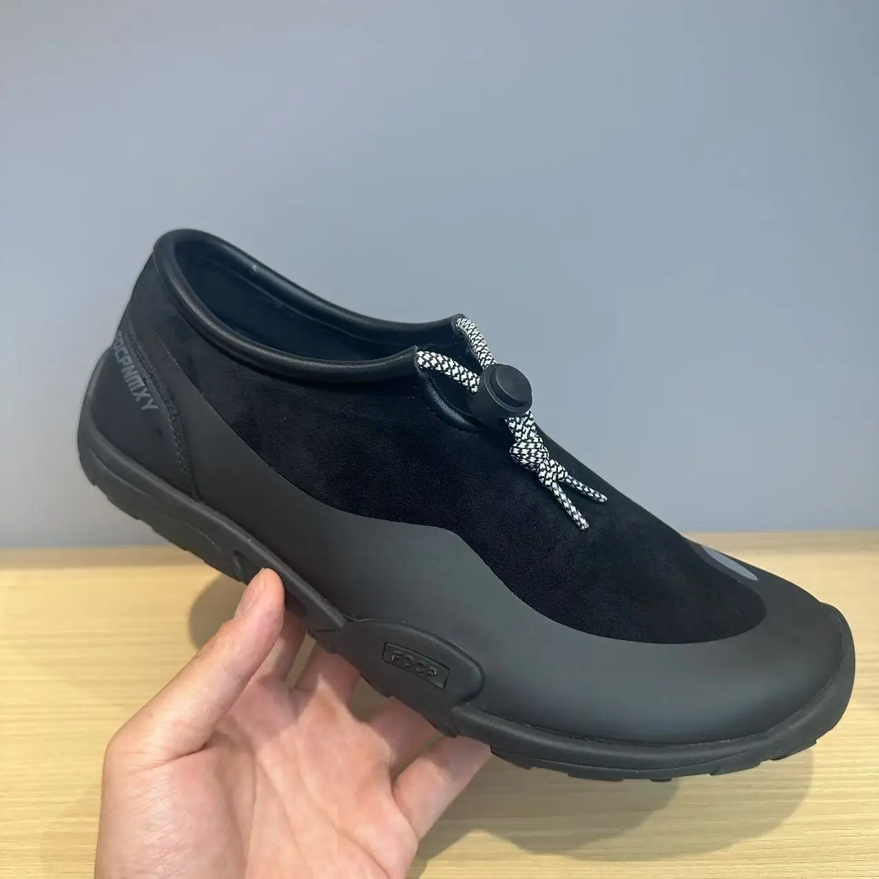 Новые летние мужские кроссовки 2025 года: ретро-стиль, низкий профиль, тонкая подошва, эластичные, для бега босиком, повседневные, из кожи
Новые летние мужские кроссовки 2025 года: ретро-стиль, низкий профиль, тонкая подошва, эластичные, для бега босиком, повседневные, из кожи