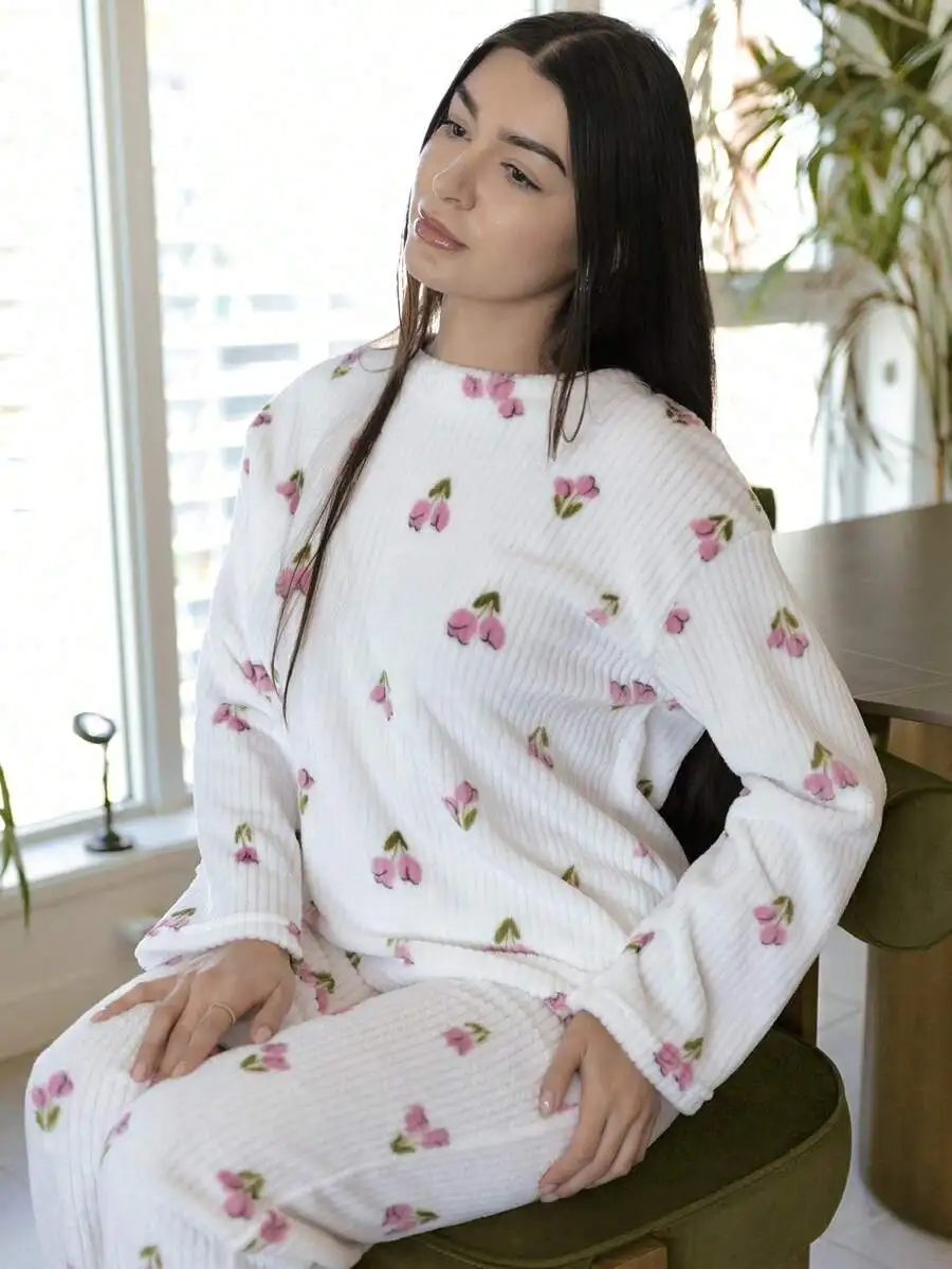 Floral Print Fleece Sleepwear Set Women Cozy Pajama Top And Pants For Fall Winter
Floral Print Fleece Sleepwear Set Women Cozy Pajama Top And Pants For Fall Winter