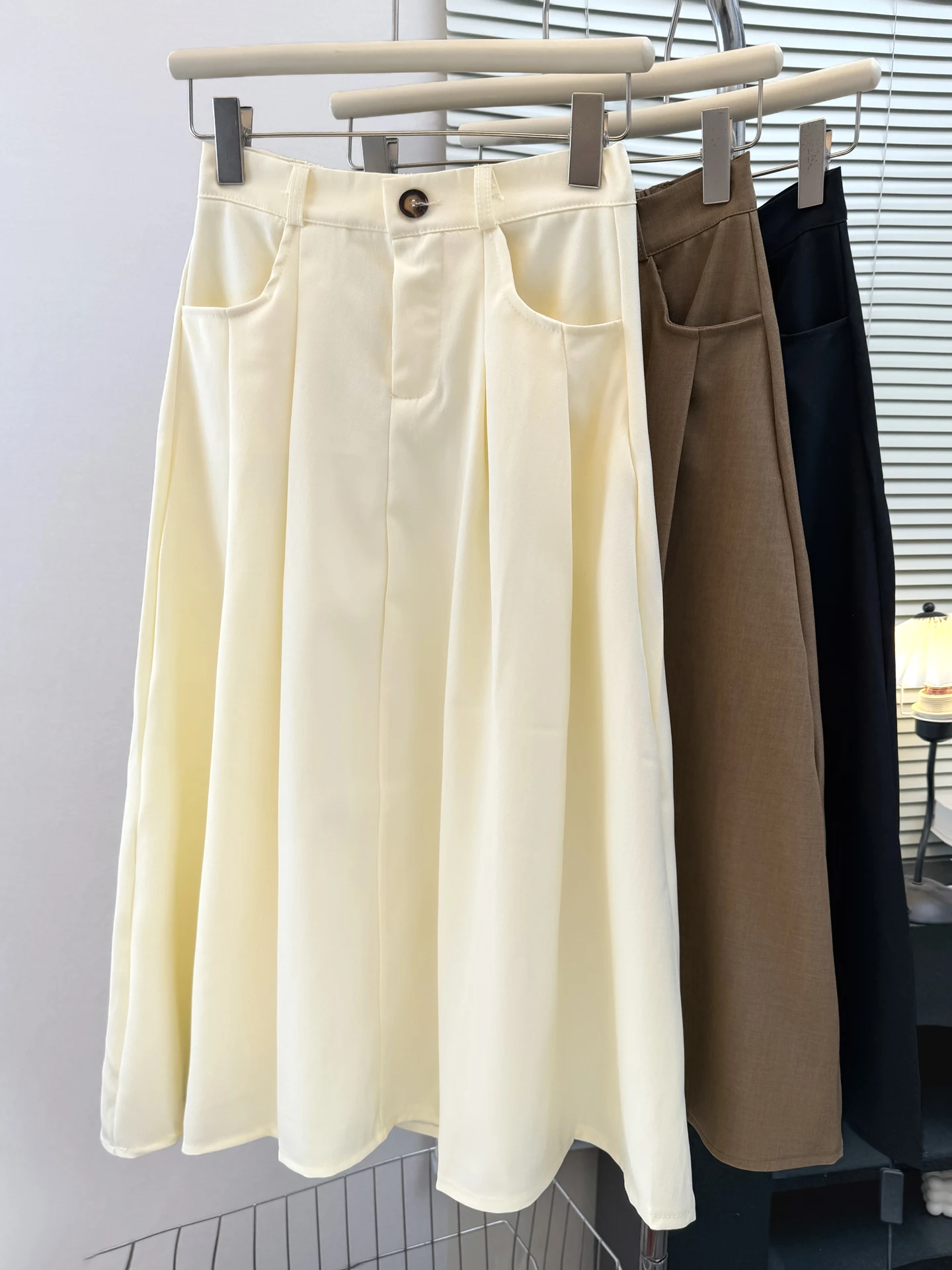 Business Women's Midi Skirt A-Line Pleated Slimming Half-Body Summer New Style High Waist Polyester Fiber Skirt for Ladies
Business Women's Midi Skirt A-Line Pleated Slimming Half-Body Summer New Style High Waist Polyester Fiber Skirt for Ladies