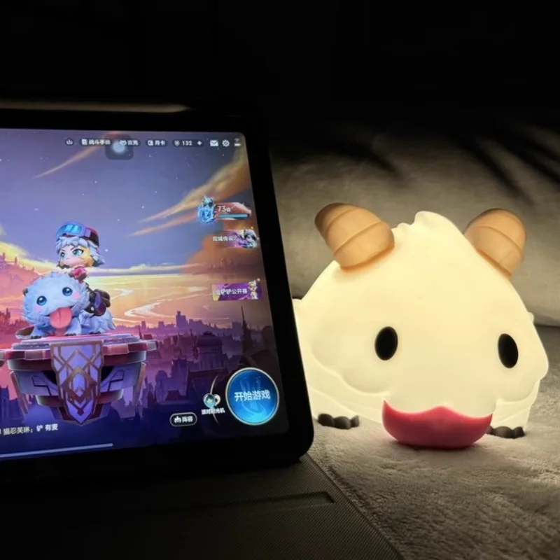 League Of Legends Lol Poro, ночник, прикроватная лампа для сна, милые тематические светильники для спальни, мягкая светящаяся игрушка, коллекционная фигурка
League Of Legends Lol Poro, ночник, прикроватная лампа для сна, милые тематические светильники для спальни, мягкая светящаяся игрушка, коллекционная фигурка