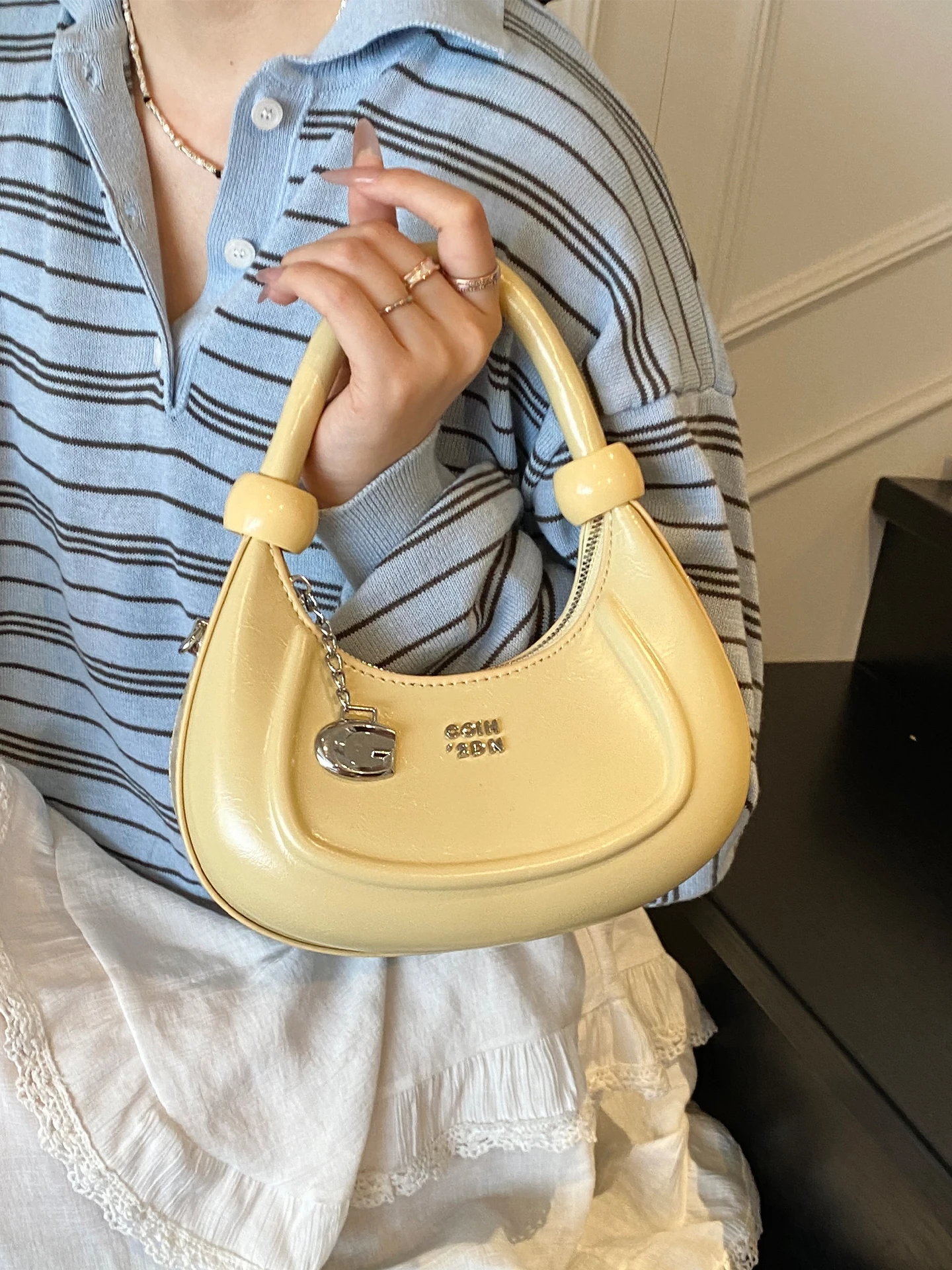 Casual Versatile Women's Shoulder Bag Fashionable Trendy Handbag Soft Handle Daily Use Zipper Closure Lightweight Compact Size
Casual Versatile Women's Shoulder Bag Fashionable Trendy Handbag Soft Handle Daily Use Zipper Closure Lightweight Compact Size