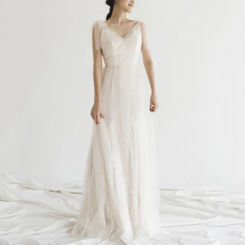 Bohemian Lace Wedding Dresses 2024 V-Neck Straps A Line Boho Wedding Gown Bow Plus Size Beach Bridal Gowns Floor Length Vestidos
Bohemian Lace Wedding Dresses 2024 V-Neck Straps A Line Boho Wedding Gown Bow Plus Size Beach Bridal Gowns Floor Length Vestidos