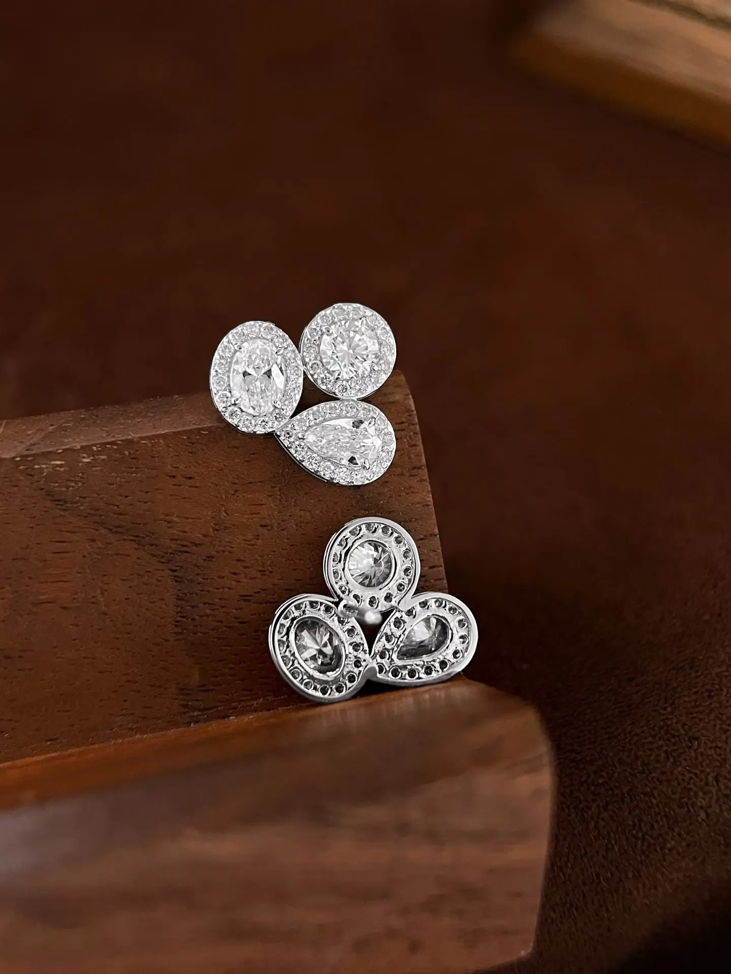 18K Solid Gold Lab-Grown Diamond Drop-Shaped Three-Flower Diamond Stud Earrings — Premium Custom Jewelry & Wholesale
18K Solid Gold Lab-Grown Diamond Drop-Shaped Three-Flower Diamond Stud Earrings — Premium Custom Jewelry & Wholesale