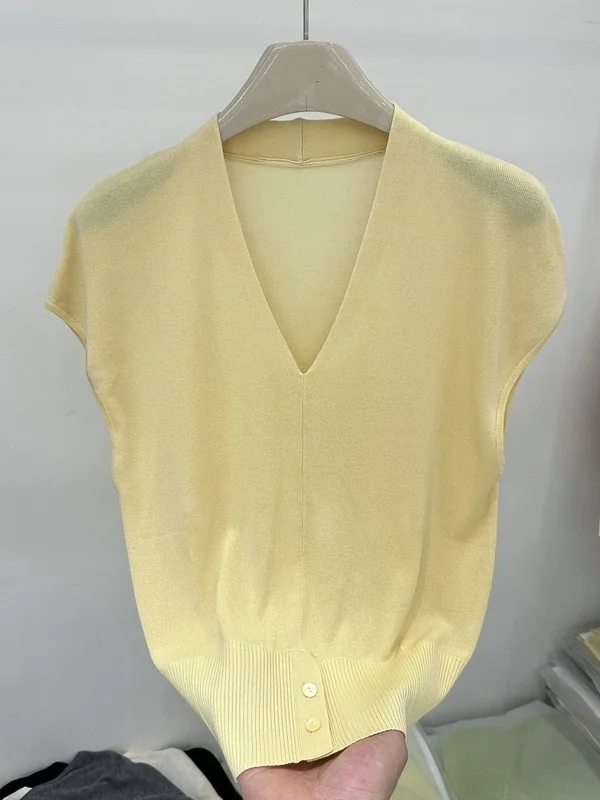 Korean Style V-Neck Knitted Top Summer 2026 Thin Sleeveless Pure Color Women's Fashion Simple Design Regular Fit Knitwear
Korean Style V-Neck Knitted Top Summer 2026 Thin Sleeveless Pure Color Women's Fashion Simple Design Regular Fit Knitwear