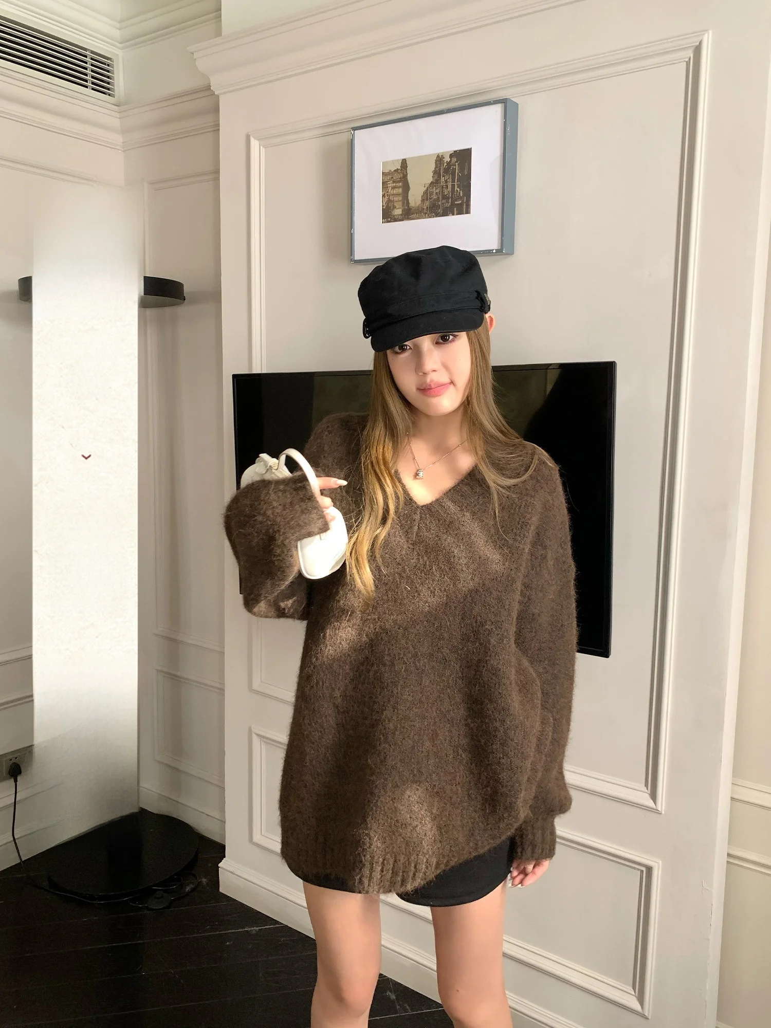 Осенне-зимний женский вязаный свитер с V-образным вырезом и длинными рукавами, повседневный, удобный, свободного кроя, верхняя одежда Yuzuqi Dongmali
Осенне-зимний женский вязаный свитер с V-образным вырезом и длинными рукавами, повседневный, удобный, свободного кроя, верхняя одежда Yuzuqi Dongmali