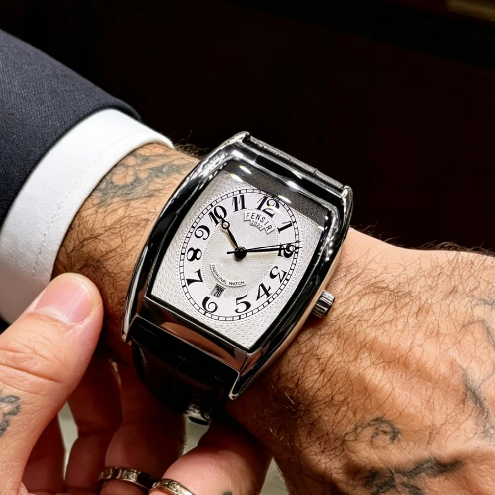 Light Luxury Barrel-Shaped Men's Quartz Watch, Classic Retro Arabic Numeral Dial, Textured Dial with Calendar Display, Waterproof Leather Business Watch for Men, Trendy Retro Casual Wristwatch, Hot-Selling Men's Watch, Quartz Watch for Everyday Wear and G
Light Luxury Barrel-Shaped Men's Quartz Watch, Classic Retro Arabic Numeral Dial, Textured Dial with Calendar Display, Waterproof Leather Business Watch for Men, Trendy Retro Casual Wristwatch, Hot-Selling Men's Watch, Quartz Watch for Everyday Wear and G