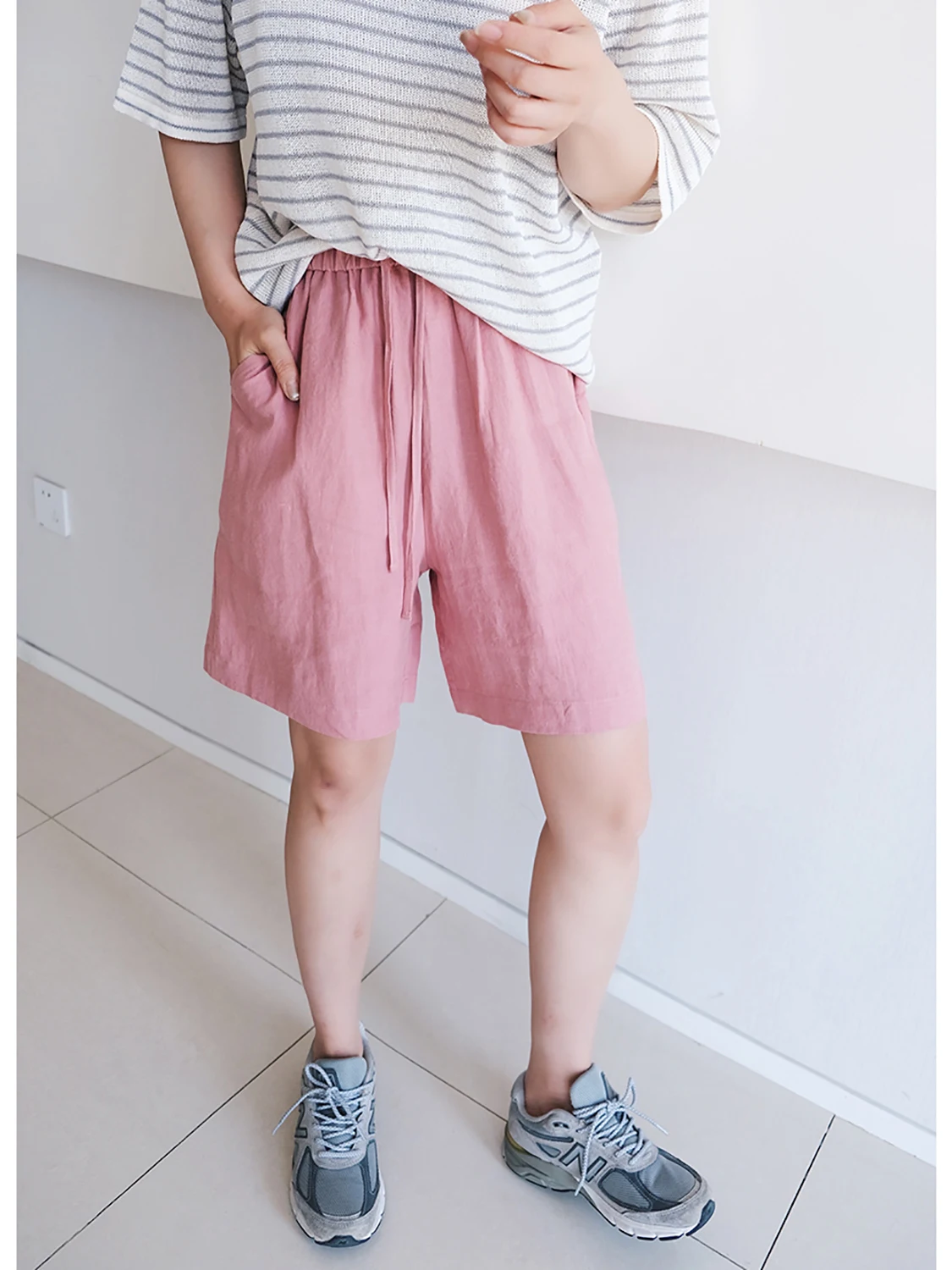 Elastic Waist Han Han Hemp Shorts Women's Casual Pants Comfortable Straight Leg Trousers Spring Fashion Natural Waist Design
Elastic Waist Han Han Hemp Shorts Women's Casual Pants Comfortable Straight Leg Trousers Spring Fashion Natural Waist Design