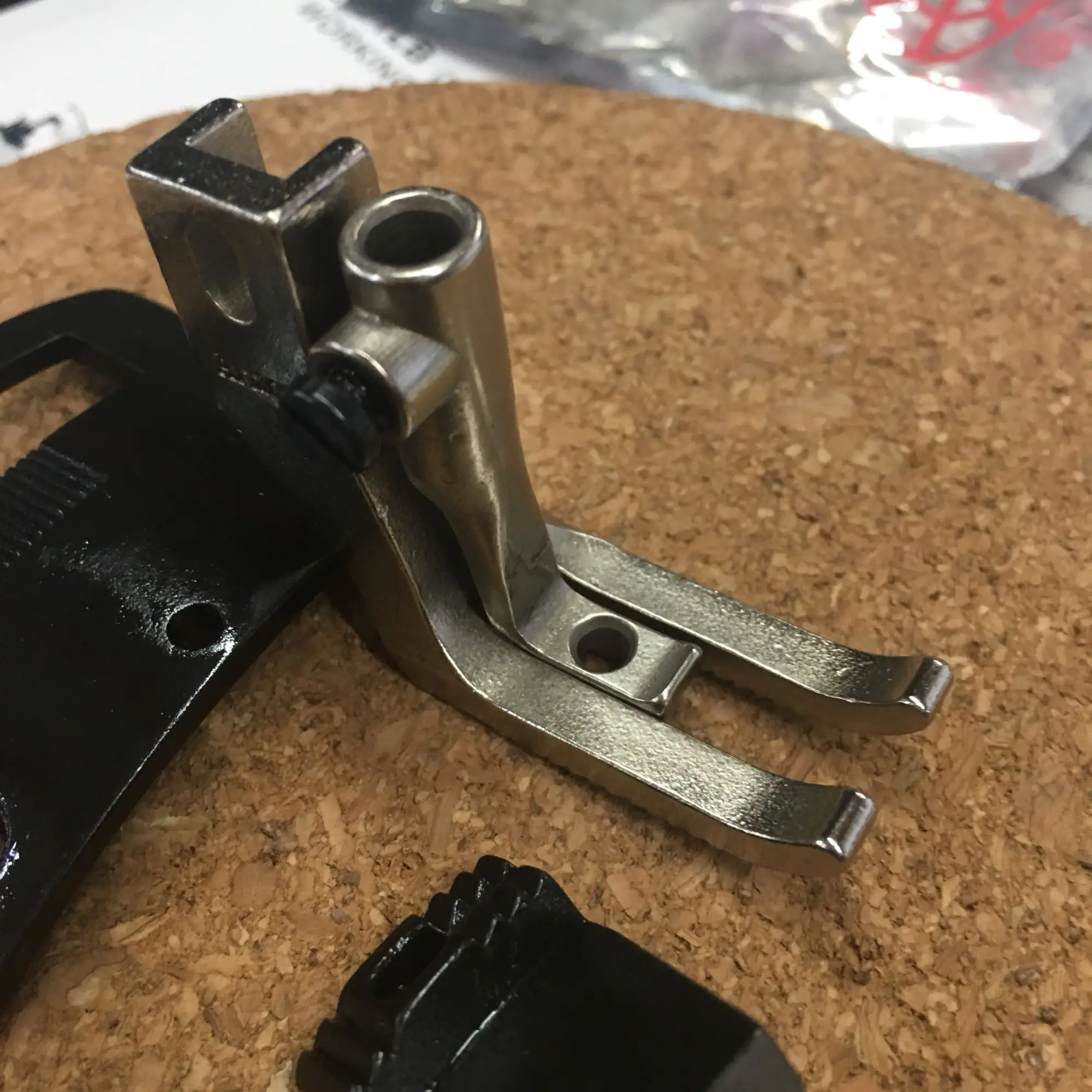 441 243 Cb4500 Cb3500 Двойная прижимная лапка Лапка для промышленной швейной машины
441 243 Cb4500 Cb3500 Двойная прижимная лапка Лапка для промышленной швейной машины