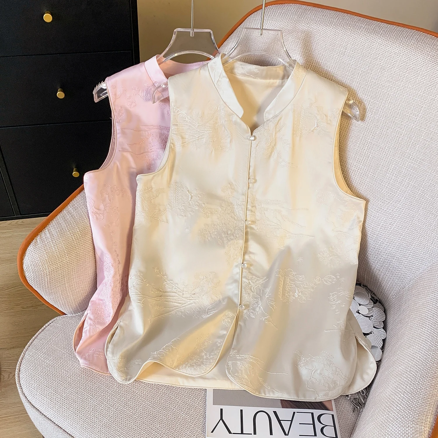 Новый китайский атласный жилет с вышивкой, топ, женская летняя высококачественная тонкая верхняя одежда, модная модная одежда
Новый китайский атласный жилет с вышивкой, топ, женская летняя высококачественная тонкая верхняя одежда, модная модная одежда