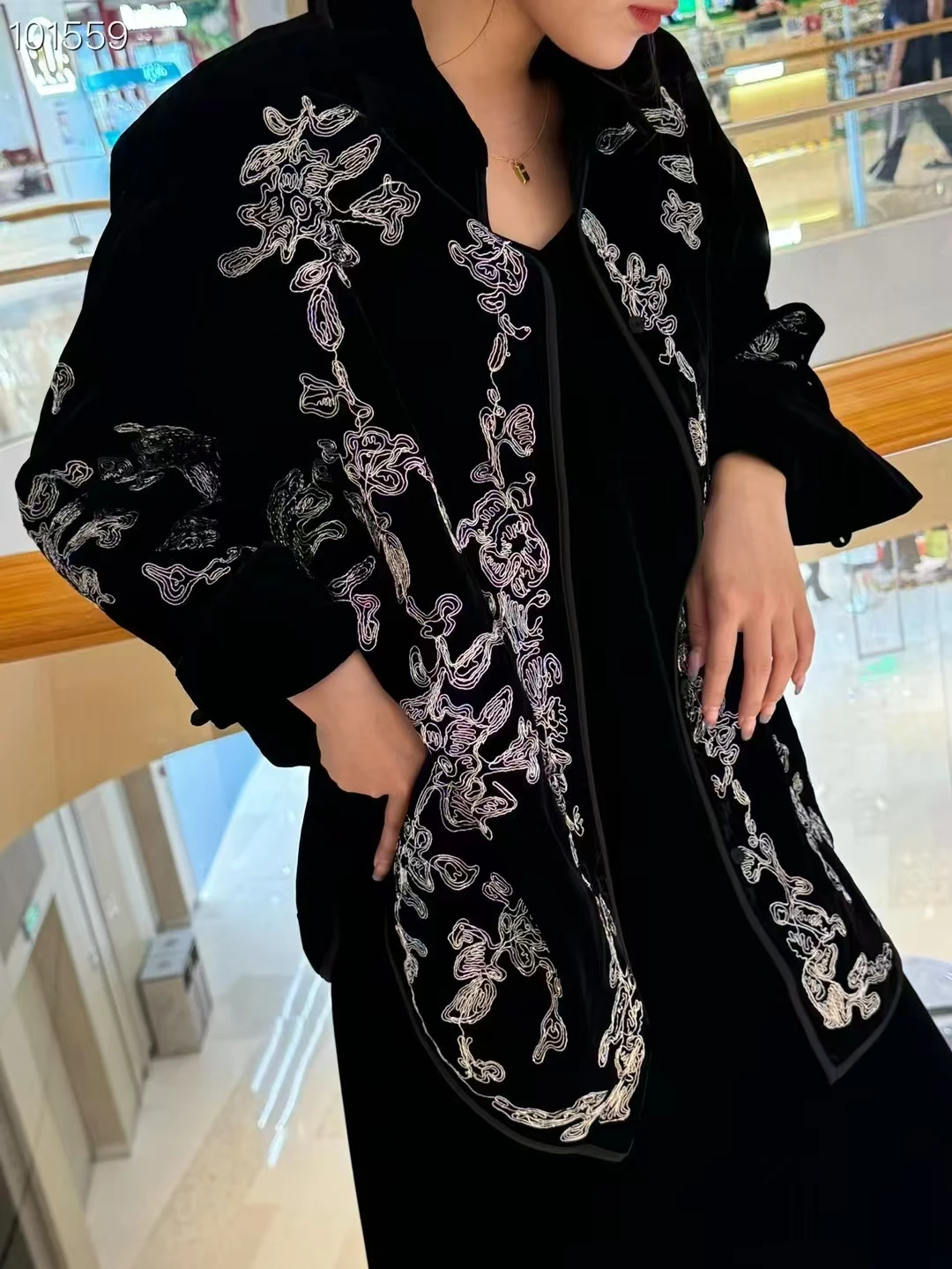 Spring New Chinese style Standing Collar Hidden Button Fashionable Rayon+ Velvet Silver Embroidered Women's Jacket S-XL
Spring New Chinese style Standing Collar Hidden Button Fashionable Rayon+ Velvet Silver Embroidered Women's Jacket S-XL