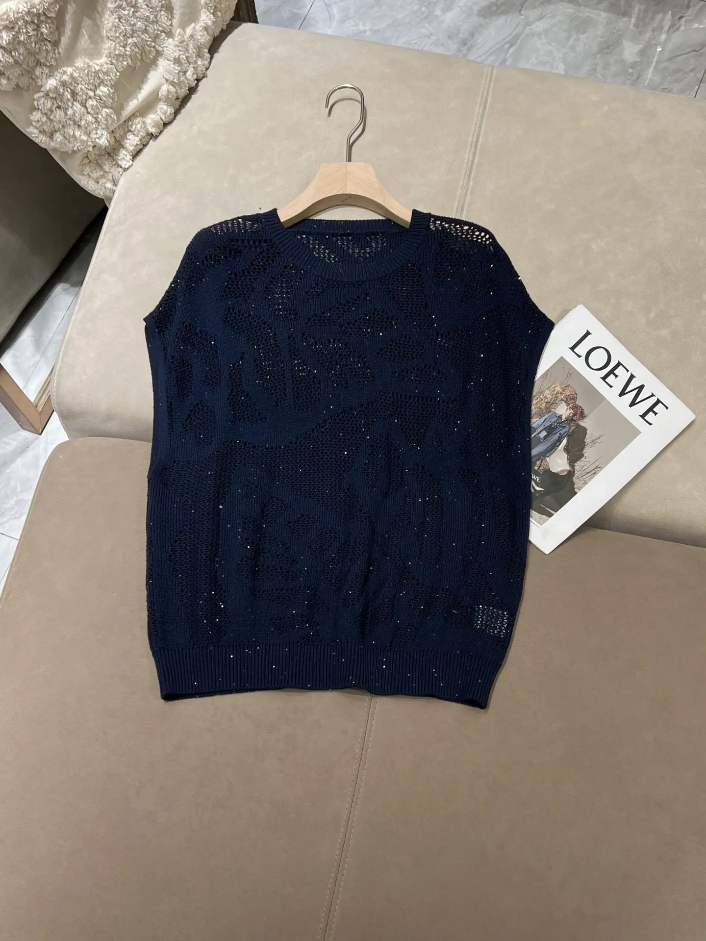 Новый стиль ранней весны, высококачественный полый вязаный жилет с круглым вырезом, элегантный и стильный.
Новый стиль ранней весны, высококачественный полый вязаный жилет с круглым вырезом, элегантный и стильный.