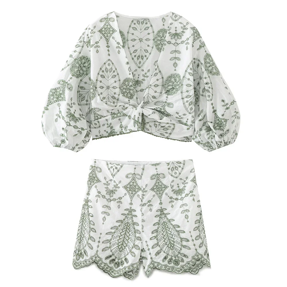 2024 autumn New Product Women's Fashion and Casual V-neck 5/4 Sleeve Embroidered Top Embroidered Shorts Set
2024 autumn New Product Women's Fashion and Casual V-neck 5/4 Sleeve Embroidered Top Embroidered Shorts Set