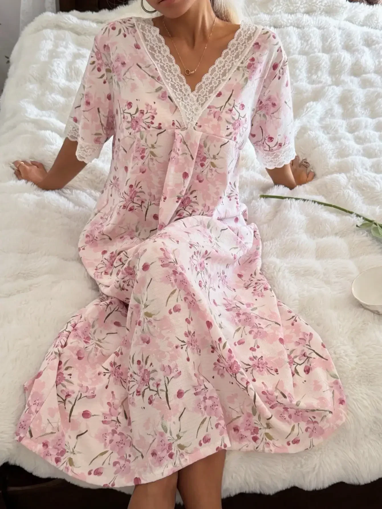 Lace Patchwork V-Neck Short Sleeve Romantic Floral Print Women's Nightgown Floral Robe Women Pajama Dress Floral
Lace Patchwork V-Neck Short Sleeve Romantic Floral Print Women's Nightgown Floral Robe Women Pajama Dress Floral
