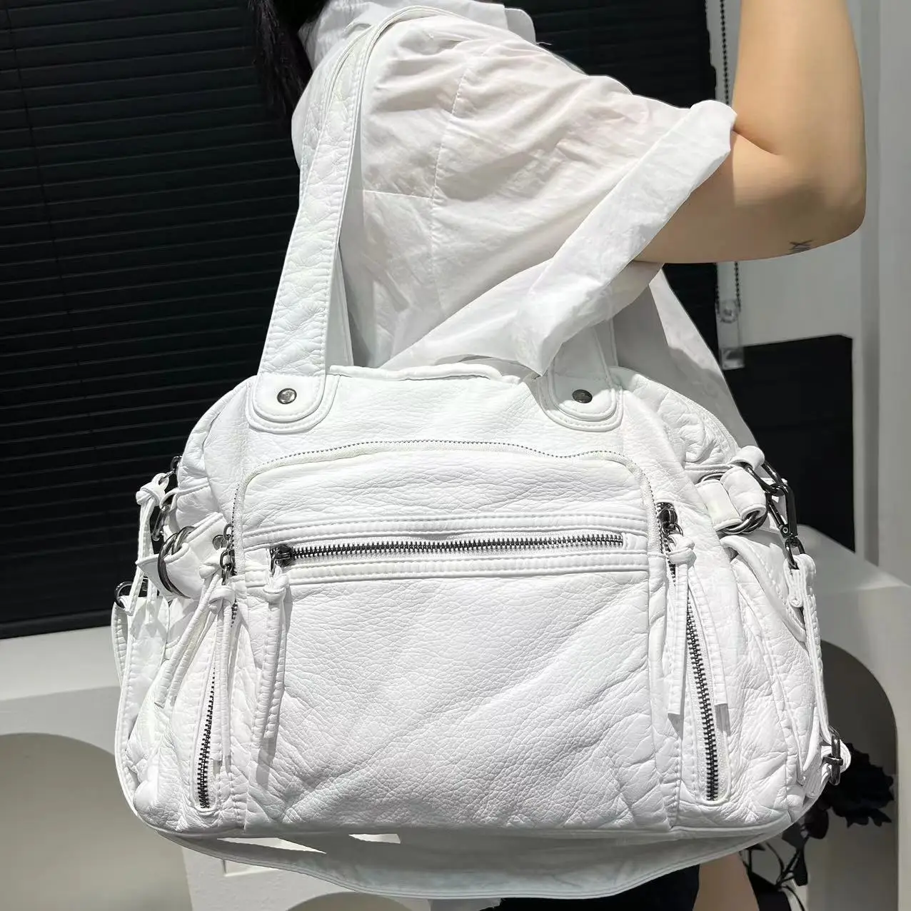 Women's fashion Y2K hot girl old motorcycle bag large capacity multi-zipper washed shoulder crossbody handbag
Women's fashion Y2K hot girl old motorcycle bag large capacity multi-zipper washed shoulder crossbody handbag
