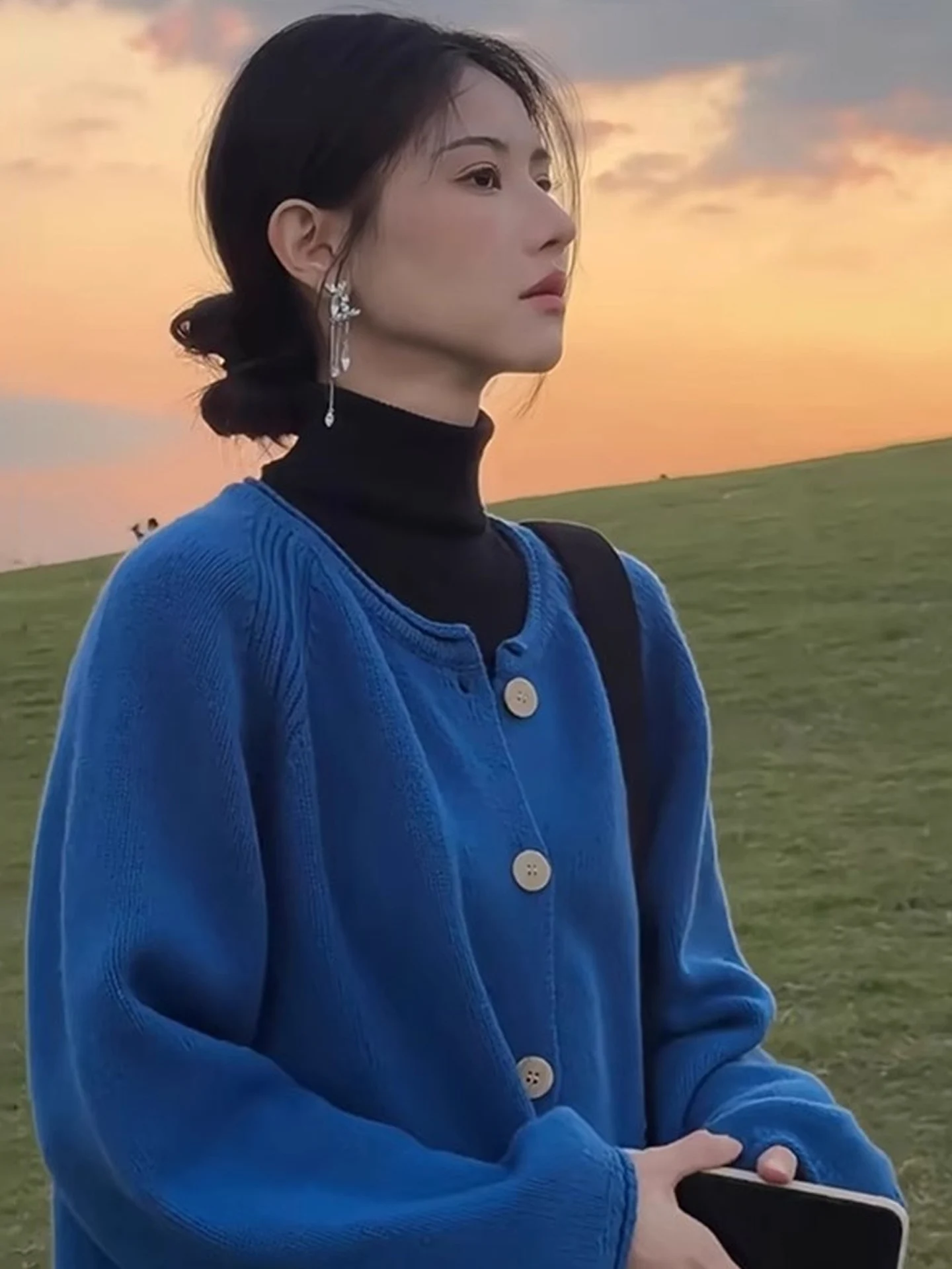 Klein Blue Bear Fur Knitted Sweater Coat Women's Soft Lazy Korean Sle Loose Fit Long Sve Top for Autumn Winter
Klein Blue Bear Fur Knitted Sweater Coat Women's Soft Lazy Korean Sle Loose Fit Long Sve Top for Autumn Winter