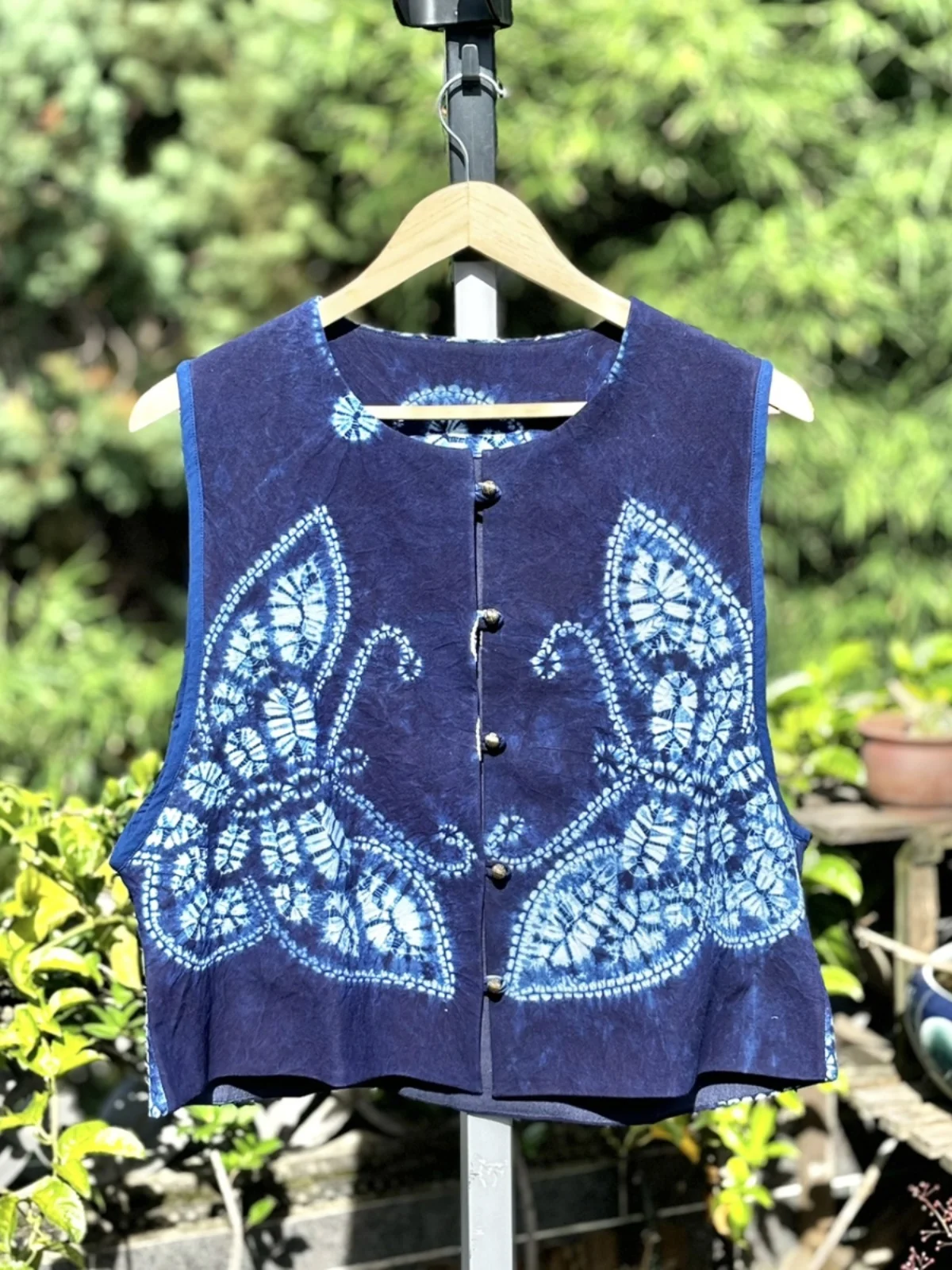 Handmade Ancient Tie-Dyed Ambroidered Vest Dali Blue Dyed Ethnic Style Loose Waistcoat
Handmade Ancient Tie-Dyed Ambroidered Vest Dali Blue Dyed Ethnic Style Loose Waistcoat