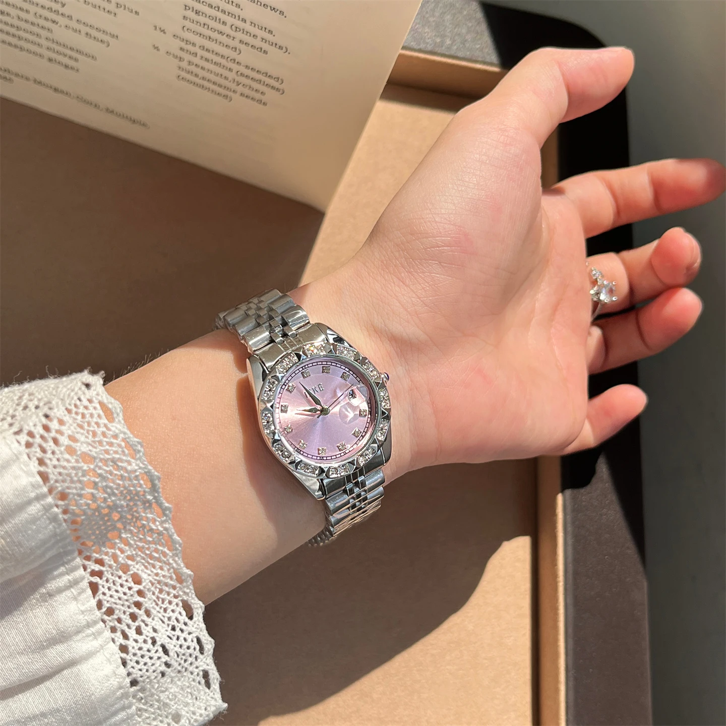 Light luxury fashion European and American versatile large dial watch female ins style simple steel belt quartz watch
Light luxury fashion European and American versatile large dial watch female ins style simple steel belt quartz watch