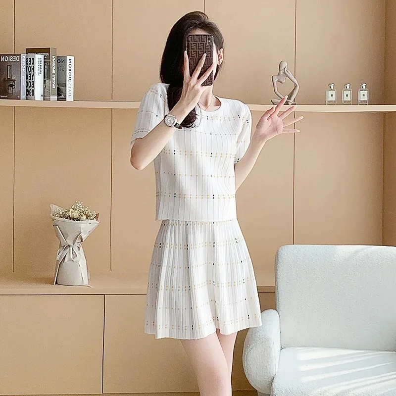 Women Summer Knitted 2-Piece Set Striped Top & Shorts Casual Elegant Outfit
Women Summer Knitted 2-Piece Set Striped Top & Shorts Casual Elegant Outfit