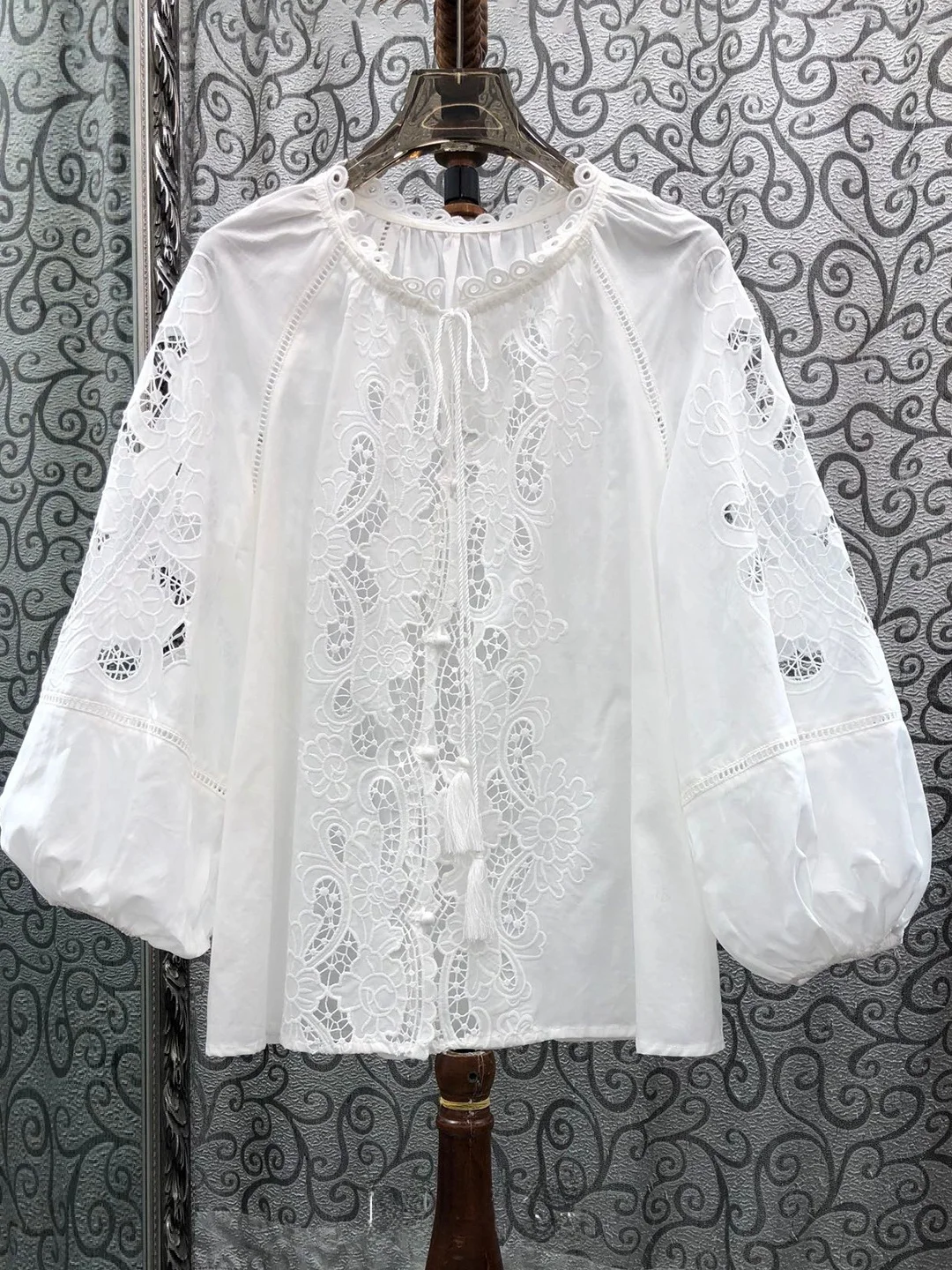 Elegant Milanese Small Town South Oil European Retro Lantern Sleeve Collar Tie Rope Water Soluble Flower Carving Top D23
Elegant Milanese Small Town South Oil European Retro Lantern Sleeve Collar Tie Rope Water Soluble Flower Carving Top D23