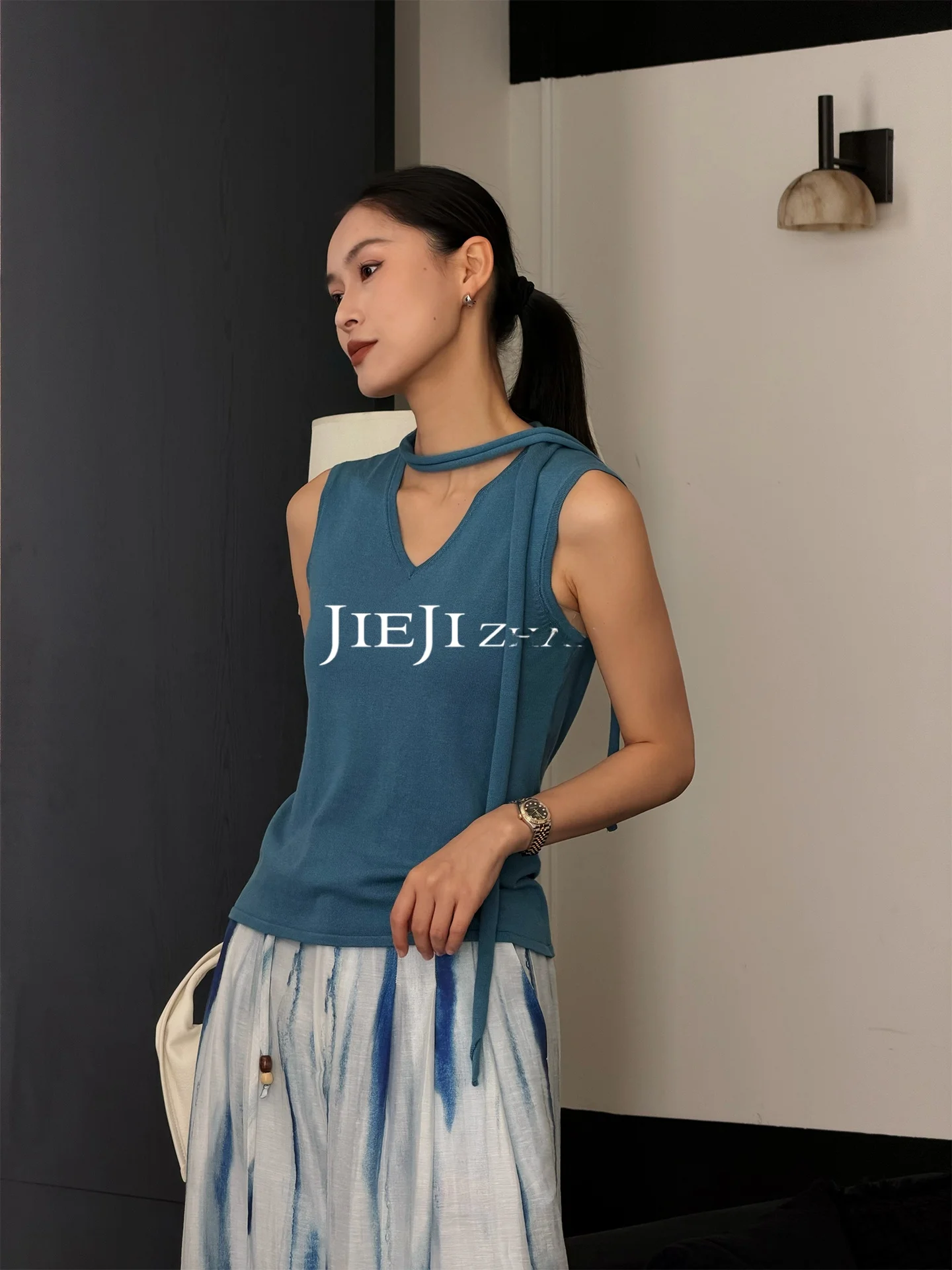 Jieji Zhang Qi Women's V-neck Belted Sleeveless Top Fashionable Versatile Casual Style Rylee Fiber 100% Breathable Loose Fit
Jieji Zhang Qi Women's V-neck Belted Sleeveless Top Fashionable Versatile Casual Style Rylee Fiber 100% Breathable Loose Fit