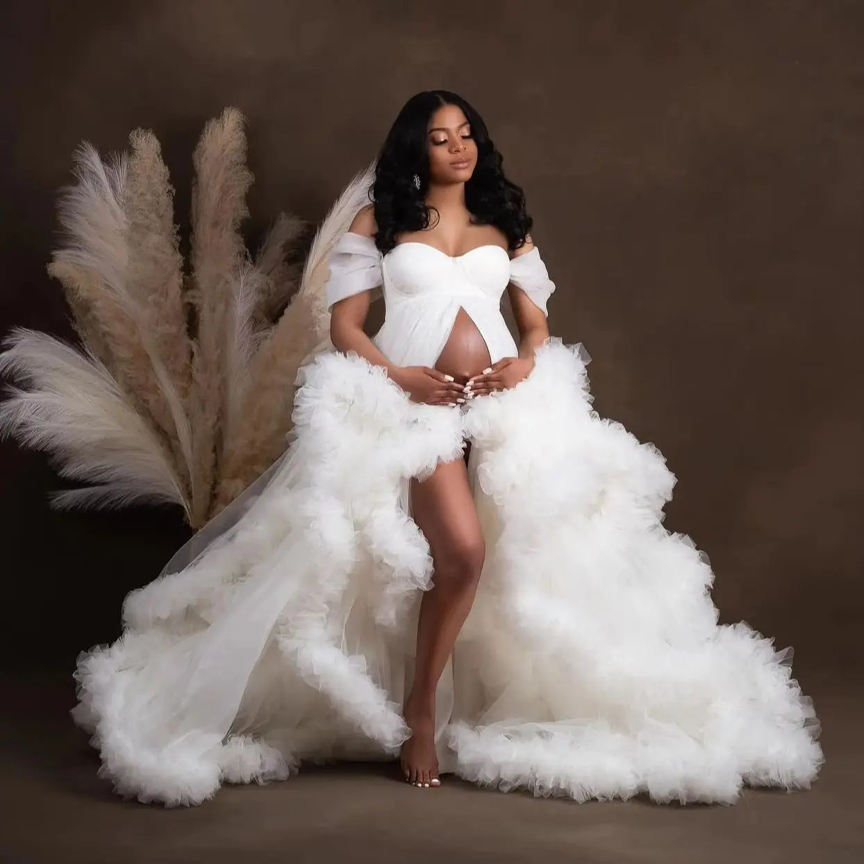 Customized White Maternity Gowns Off Shoulder Tulle Ruffles Pregnant Robes Women Gowns Front Split Bridal Dresses Photoshoot
Customized White Maternity Gowns Off Shoulder Tulle Ruffles Pregnant Robes Women Gowns Front Split Bridal Dresses Photoshoot