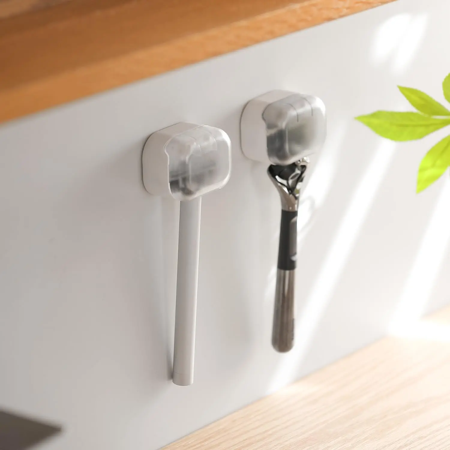 Wall Mounted Razor Holder 2-Pack with Auto-Closing Dust Cover, No-Drill Adhesive Razor Hanger for Shower and Bathroom
Wall Mounted Razor Holder 2-Pack with Auto-Closing Dust Cover, No-Drill Adhesive Razor Hanger for Shower and Bathroom