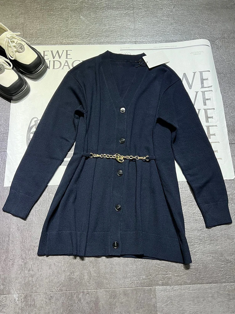 Designer retro solid color hardware chain waist V-neck cardigan 2024 fall women's new fashion all-match wool knit coat
Designer retro solid color hardware chain waist V-neck cardigan 2024 fall women's new fashion all-match wool knit coat