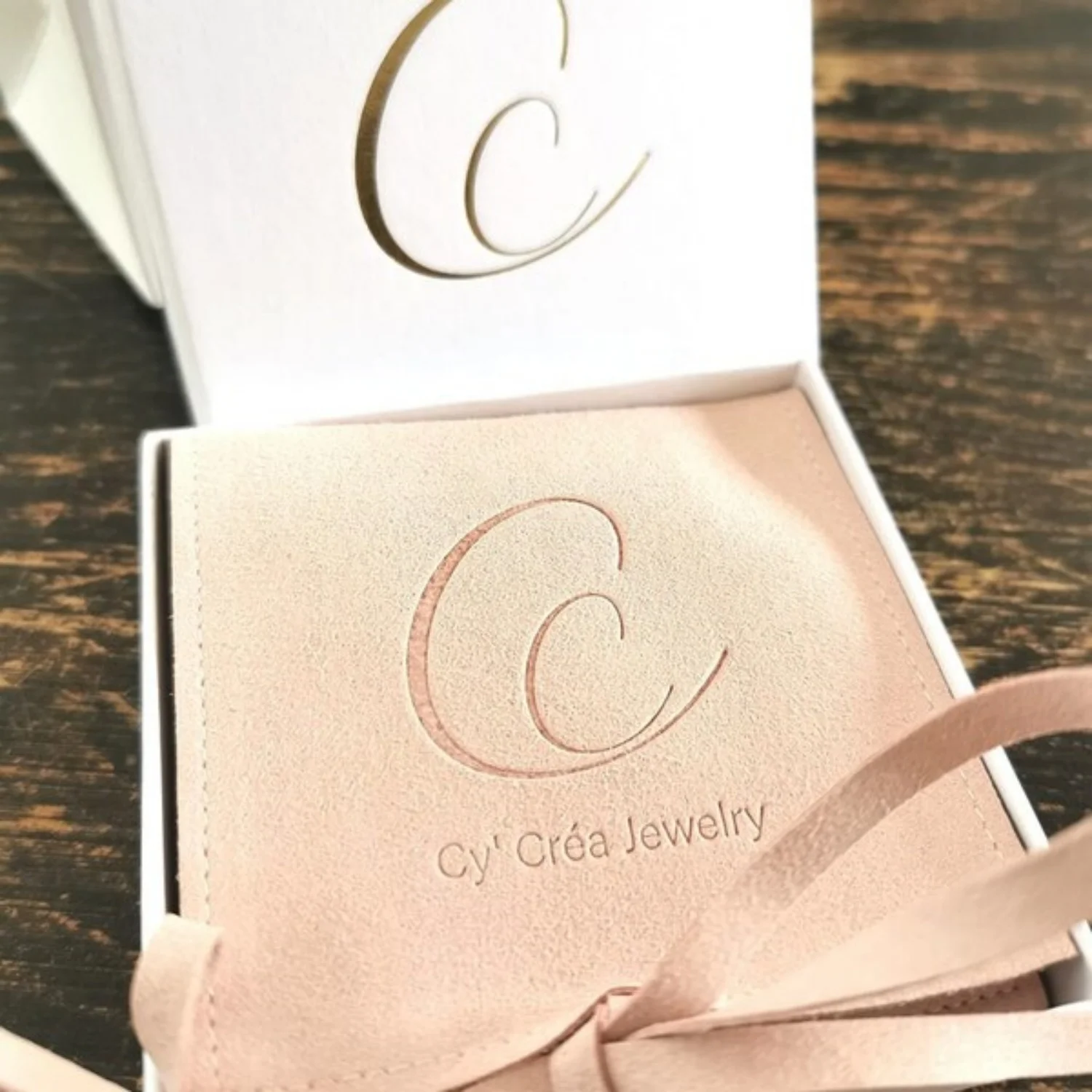 Персонализированная фиолетовая шкатулка для драгоценностей из 20 шт. с мешочком из микрофибры: набор упаковки с логотипом
Персонализированная фиолетовая шкатулка для драгоценностей из 20 шт. с мешочком из микрофибры: набор упаковки с логотипом