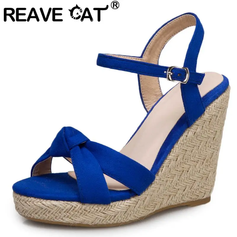 Брендовые женские босоножки REAVE CAT с открытым носком из флока, замша на танкетке 11 см, платформа с пряжкой и ремешком, большой размер 44 45 46, мягкая повседневная обувь для отдыха
Брендовые женские босоножки REAVE CAT с открытым носком из флока, замша на танкетке 11 см, платформа с пряжкой и ремешком, большой размер 44 45 46, мягкая повседневная обувь для отдыха
