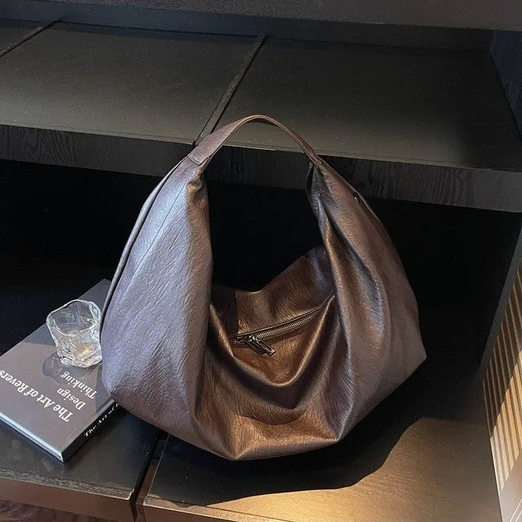 Новая женская сумка-пельмень из мягкой кожи 2026 года, черная, большая вместимость, ретро, высококачественная, повседневная, на одно плечо, через плечо, тоут
Новая женская сумка-пельмень из мягкой кожи 2026 года, черная, большая вместимость, ретро, высококачественная, повседневная, на одно плечо, через плечо, тоут