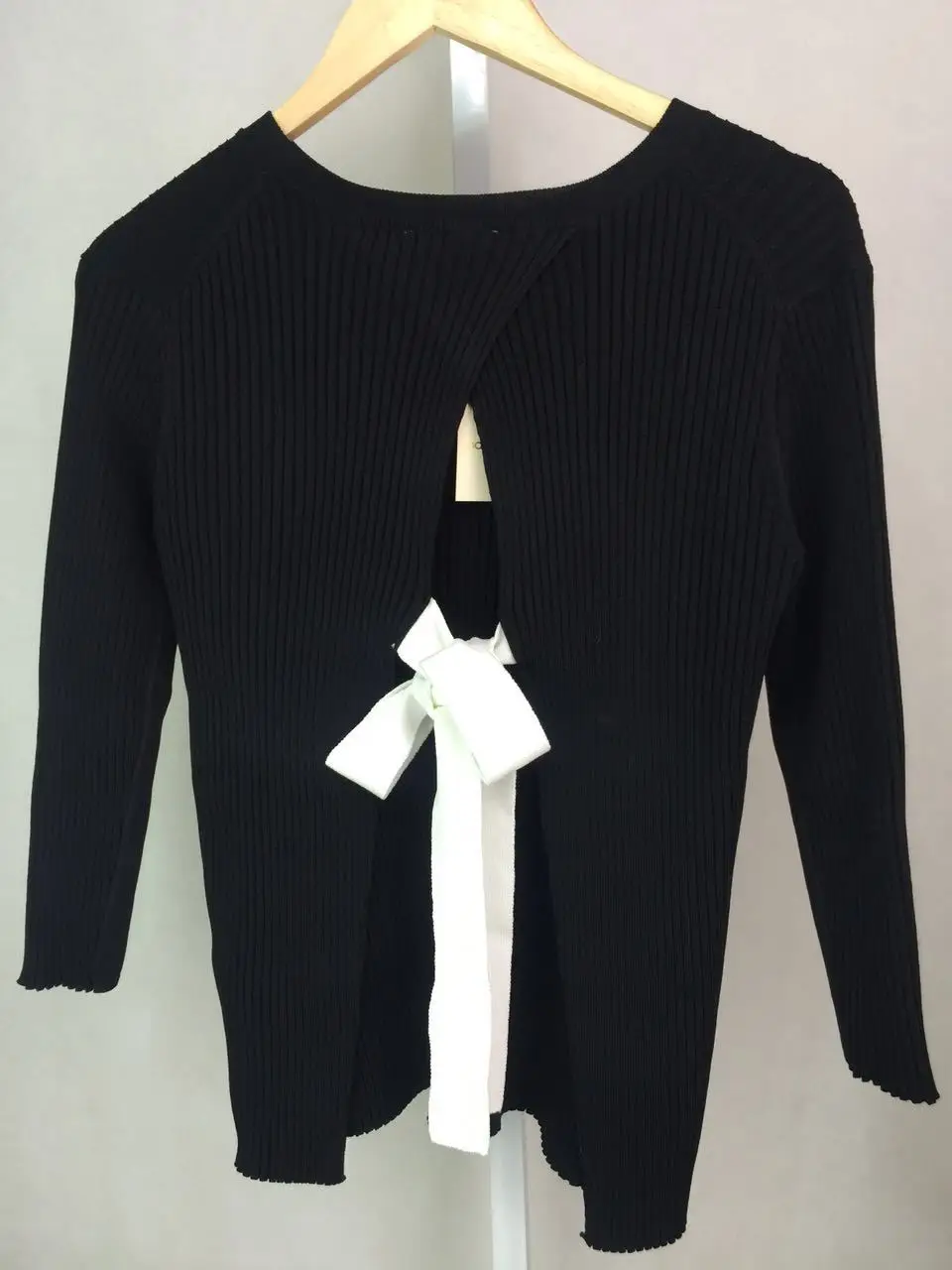 Women Backless Sweater Color Contrast Lace-up O-Neck Slim Black Knitted Pullover
Women Backless Sweater Color Contrast Lace-up O-Neck Slim Black Knitted Pullover