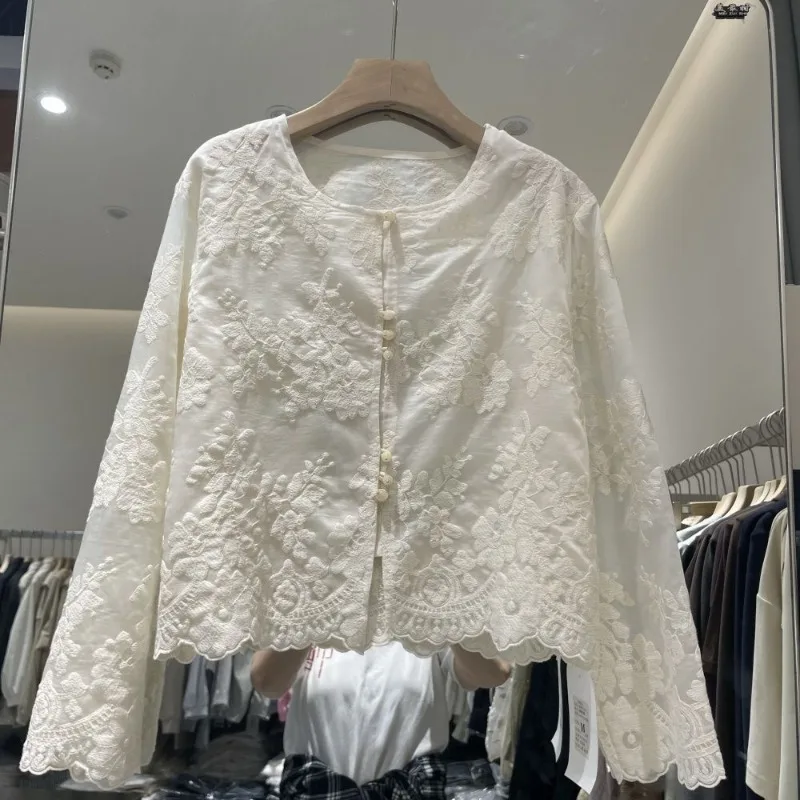 Милая универсальная однобортная рубашка с длинными рукавами и вышивкой из кружева для женщин, новинка весны 202, топ в китайском стиле
Милая универсальная однобортная рубашка с длинными рукавами и вышивкой из кружева для женщин, новинка весны 202, топ в китайском стиле