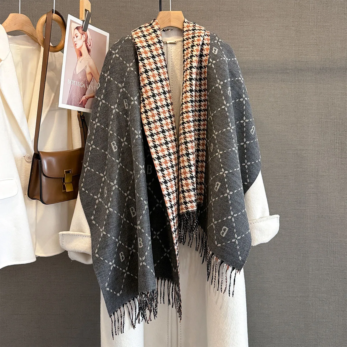 2025 зимний новый жаккардовый женский шарф с буквенным принтом, модный утолщенный теплый верхний костюм на шее, морозостойкая шаль
2025 зимний новый жаккардовый женский шарф с буквенным принтом, модный утолщенный теплый верхний костюм на шее, морозостойкая шаль