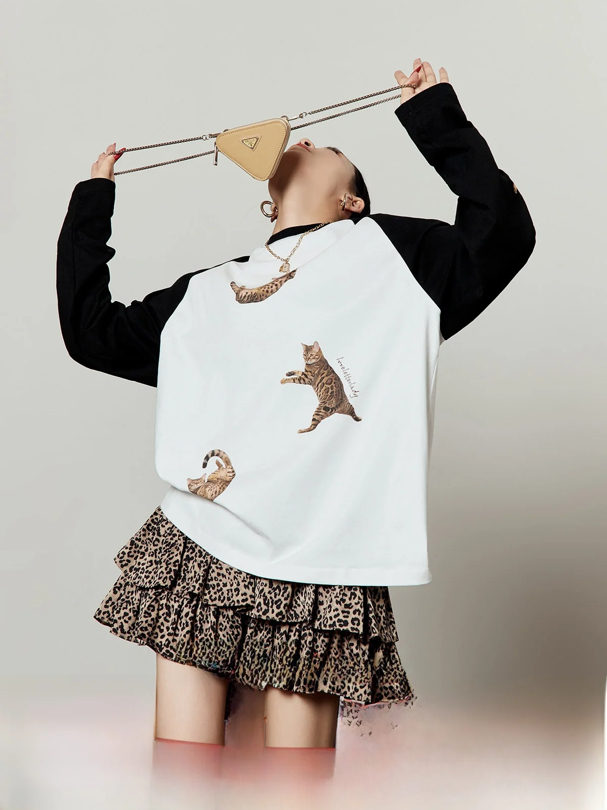 Retro Style Women's Long Sleeve T-Shirt Animal Print Loose Fit Versatile Streetwear Design by Zhou Li Wu Leopard Language Wan...
Retro Style Women's Long Sleeve T-Shirt Animal Print Loose Fit Versatile Streetwear Design by Zhou Li Wu Leopard Language Wan...