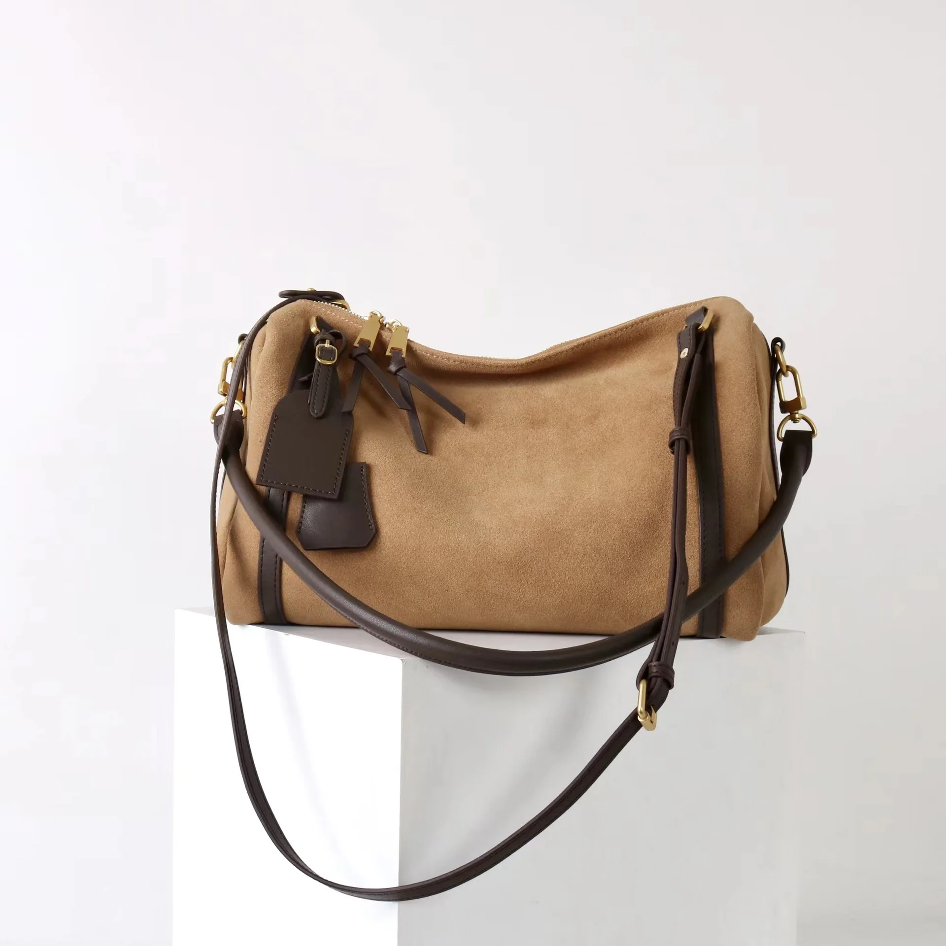 2025 New Matte Cowhide Boston Pillow Bag Women's Large-capacity Shoulder Messenger Commuter Bag
2025 New Matte Cowhide Boston Pillow Bag Women's Large-capacity Shoulder Messenger Commuter Bag