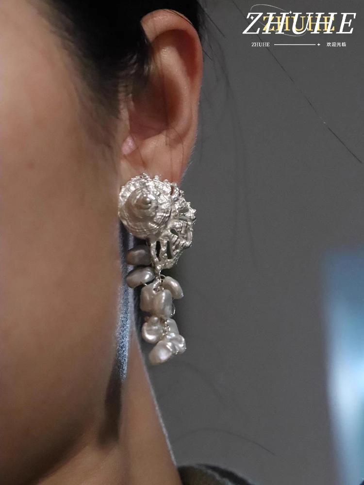 ZHUHE Conch Pearl Earrings With A Sweet And Romantic Style Make For Women's Jewelry Accessories And Party Gifts
ZHUHE Conch Pearl Earrings With A Sweet And Romantic Style Make For Women's Jewelry Accessories And Party Gifts