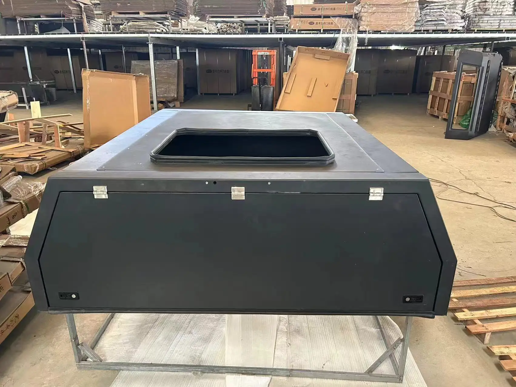 Manx4 integrated roof tent for pickup trucks with camper shell compartment covers
Manx4 integrated roof tent for pickup trucks with camper shell compartment covers