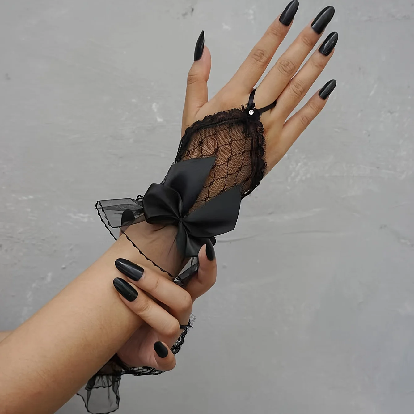 A pair of black Y2K punk fingerless gloves with bow and lace details - non-stretchy textured design, suitable for women's daily wear, parties and wedding decorations, adorned with decorative bows
A pair of black Y2K punk fingerless gloves with bow and lace details - non-stretchy textured design, suitable for women's daily wear, parties and wedding decorations, adorned with decorative bows