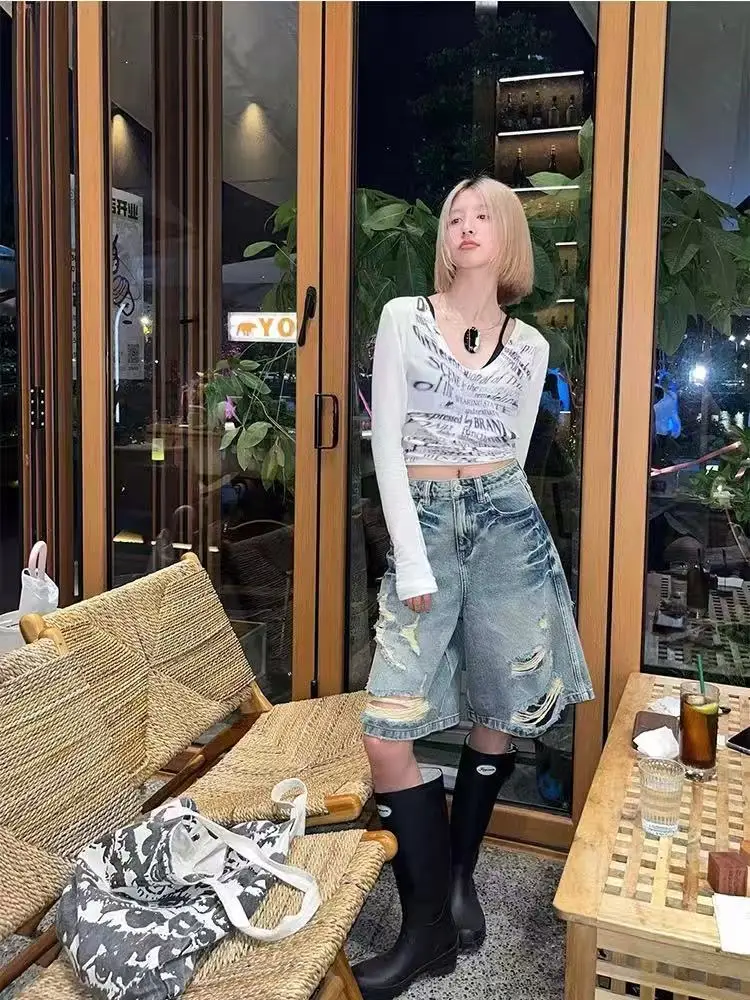 Y2k High Waist Vintage Washed Hole Denim Shorts for Women Summer Loose Straight Wide Leg Pants 2025 New Five-point Pants
Y2k High Waist Vintage Washed Hole Denim Shorts for Women Summer Loose Straight Wide Leg Pants 2025 New Five-point Pants