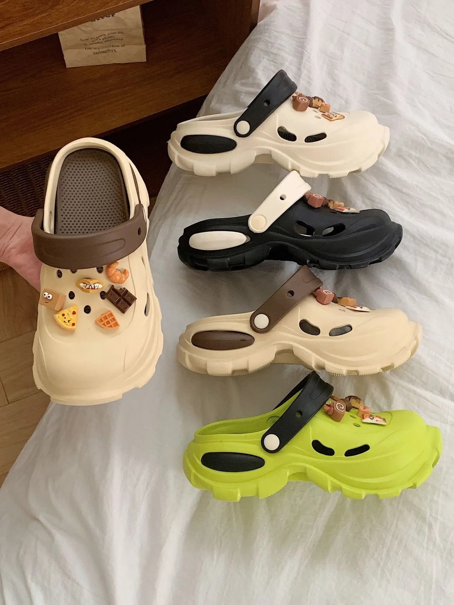 DIY Hole Garden Shoes Women Sandals Instagram Fashion Color Blocked Beach Shoes For Men Women Ice Cream Pizza Couple Slippers
DIY Hole Garden Shoes Women Sandals Instagram Fashion Color Blocked Beach Shoes For Men Women Ice Cream Pizza Couple Slippers