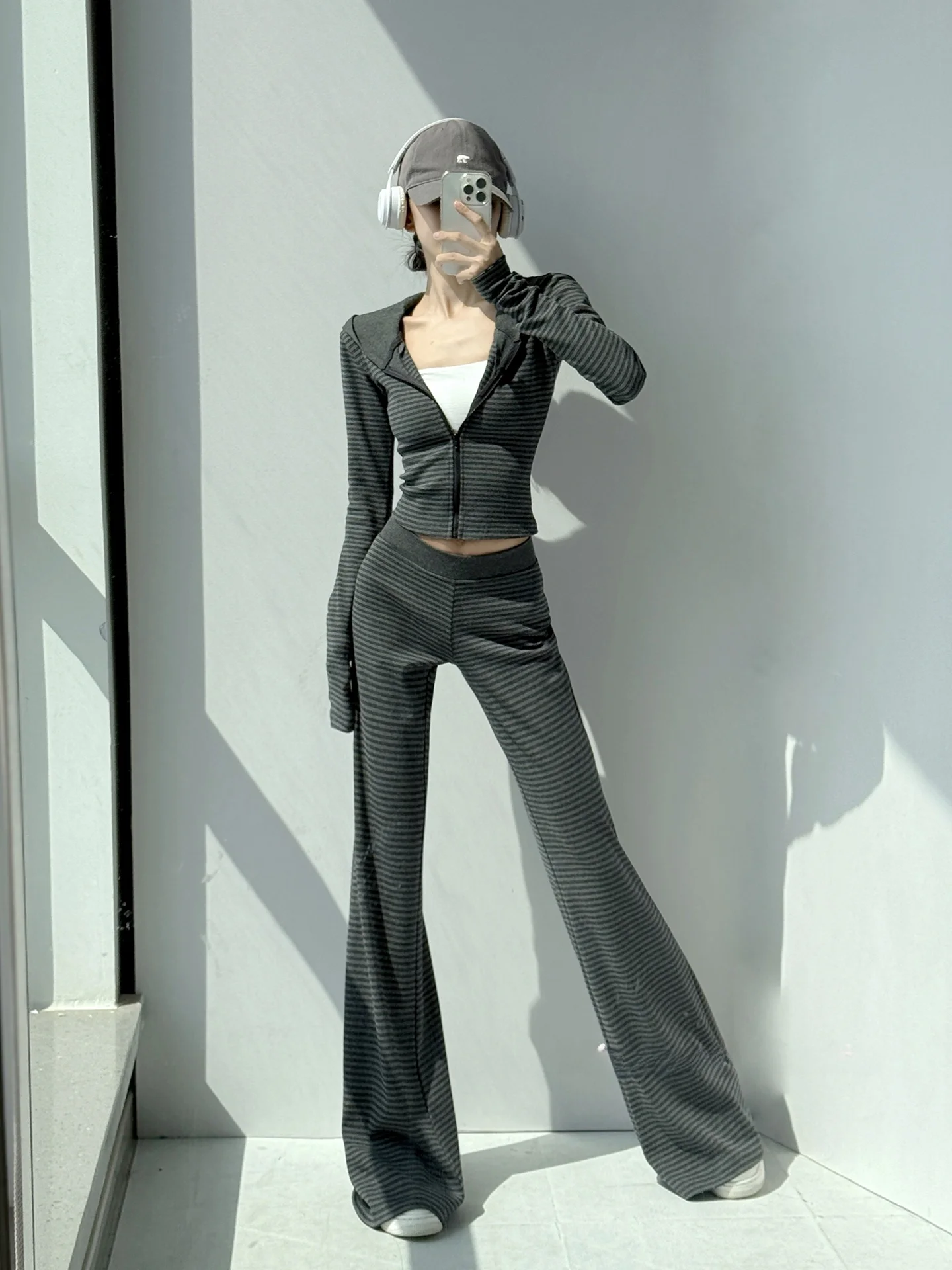 Повседневный комплект: худи в полоску с зауженным кроем и расклешенные брюки для женщин, с длинными рукавами, на молнии, удобный, дышащий, спортивный стиль
Повседневный комплект: худи в полоску с зауженным кроем и расклешенные брюки для женщин, с длинными рукавами, на молнии, удобный, дышащий, спортивный стиль